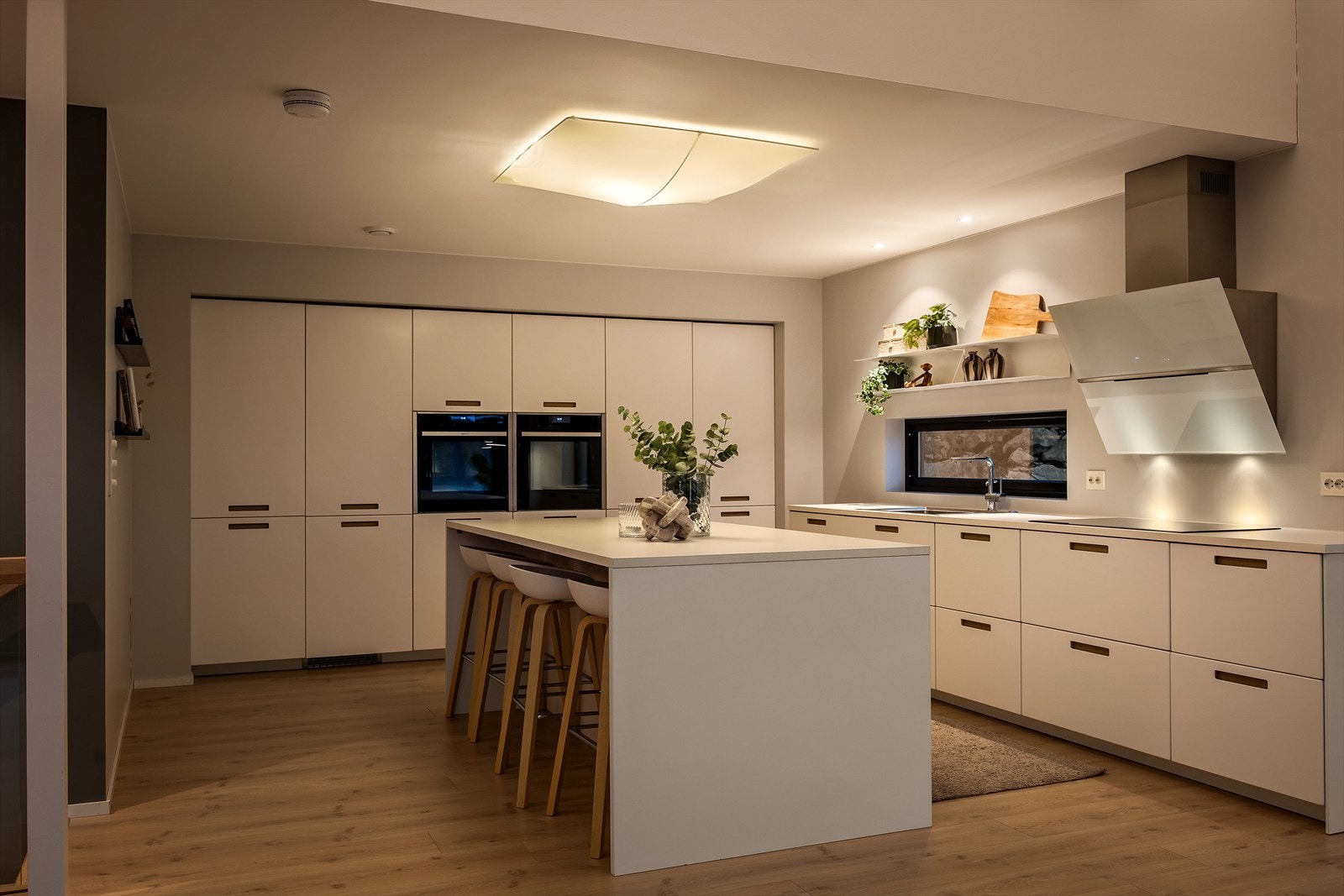 Moderne fint kjøkken med slette fronter og laminat benkeplate, kjekk kjøkkenøy. Galleribilde