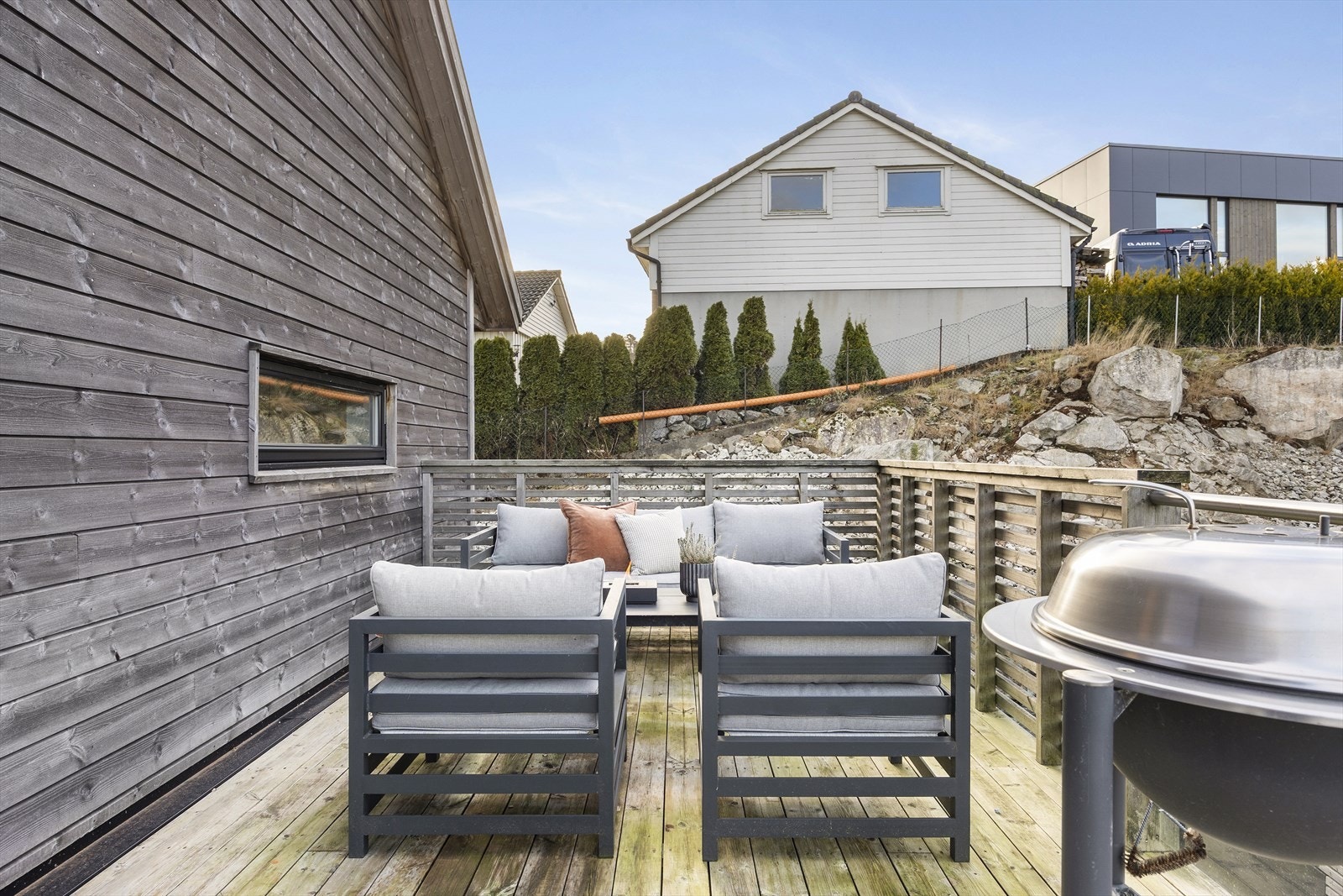 Kjekk terrasse med utgang fra kjøkken. Galleribilde