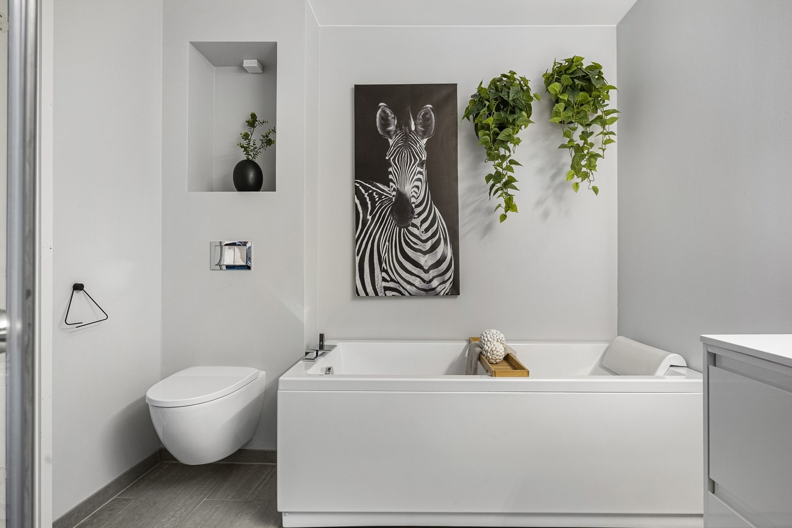 Badet i første etasje er utstyrt med servant, vegghengt toalett, dusjhjørne og badekar som gir mulighet for både avslapning og praktisk bruk. Galleribilde