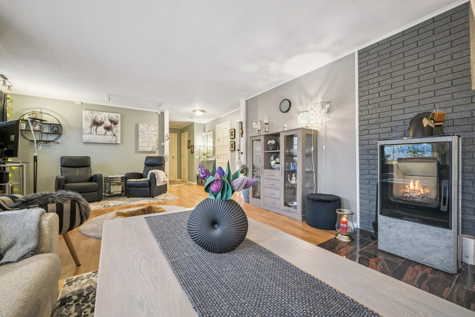 Stuen oppleves som lun. I 2018 ble det montert ny vedovn til pipen Galleribilde