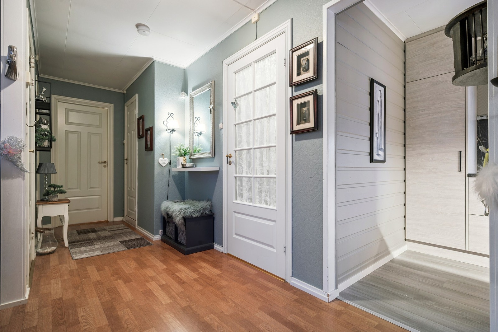 Videre finner du bad og 2 soverom i 1.etg. Galleribilde