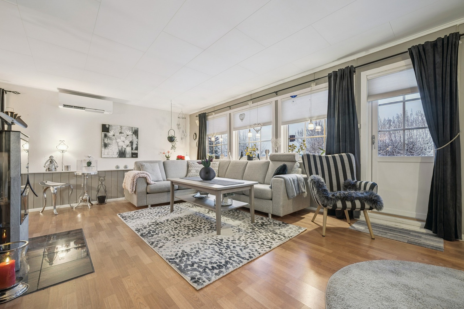 Fra stuen er det utgang til terrasse og hage Galleribilde