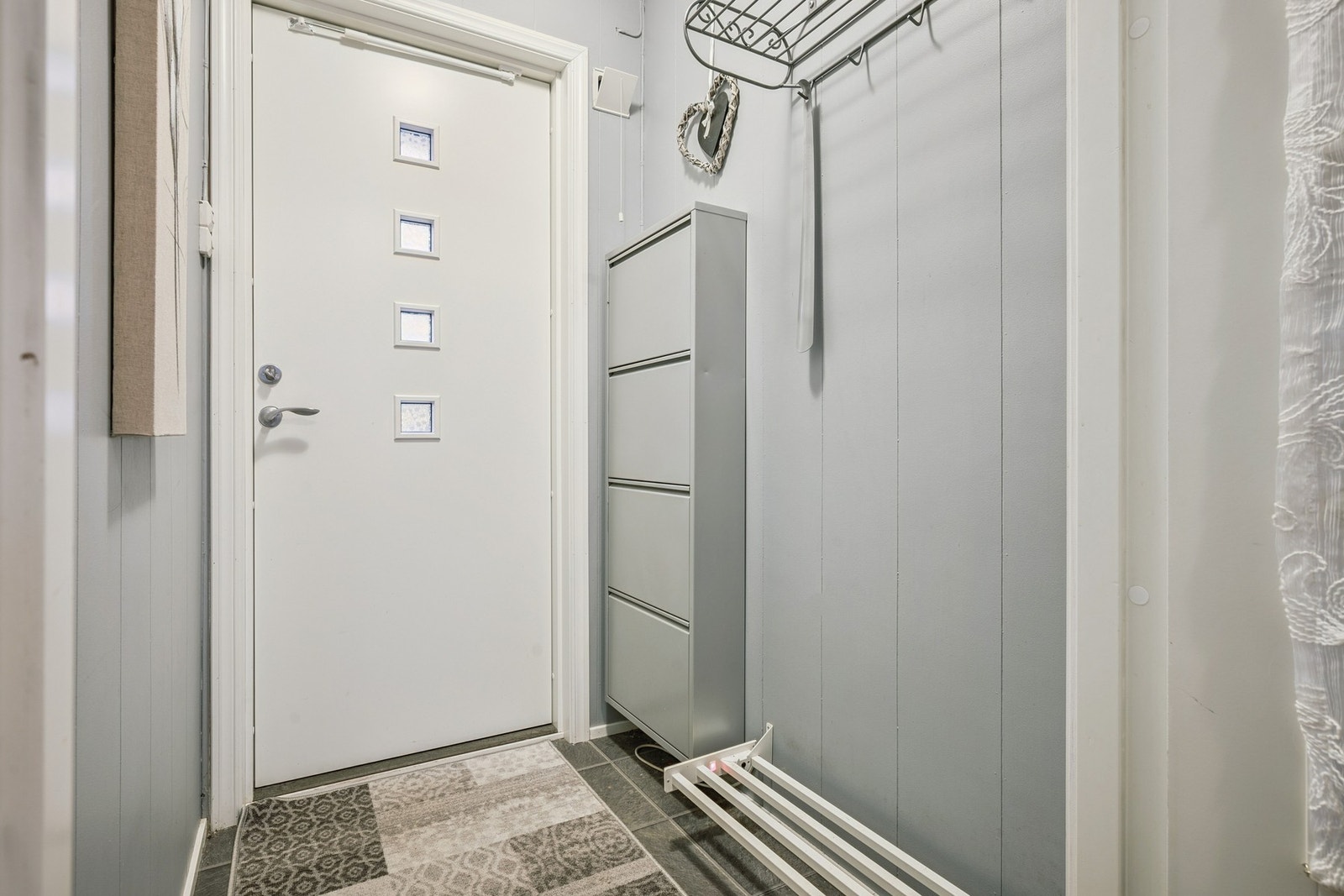 I gangen er det plass for oppbevaring av klær og sko. Ytterdøren er fra 2016 Galleribilde