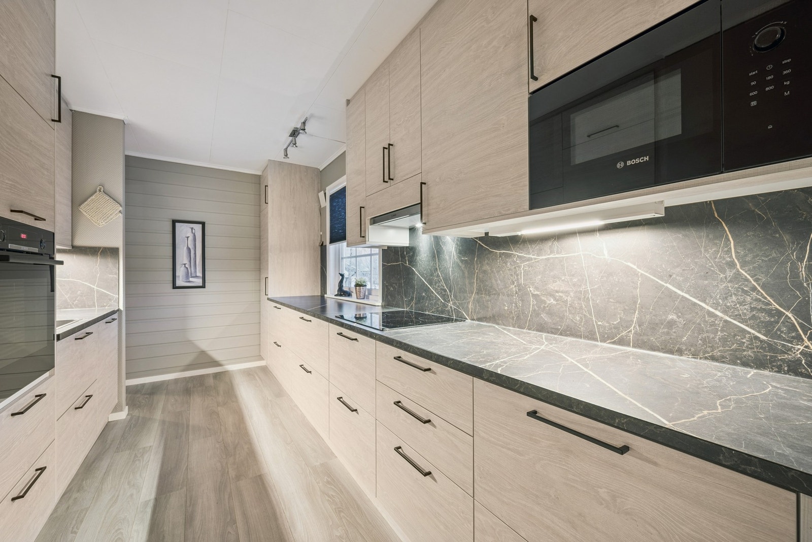 Kvalitetsinnredning fra Karigasniemi AS og har alt av hvitevarer som micro, steikovn, platetopp og kjøl/frys integrert Galleribilde