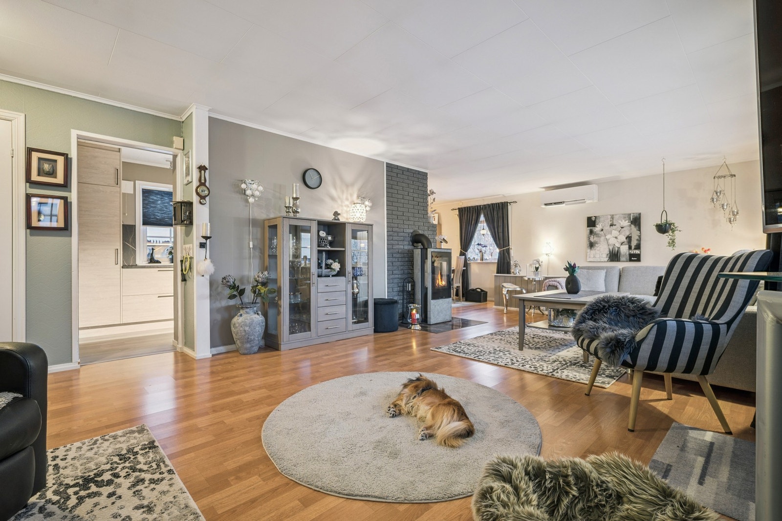 Boligen varmes opp med varmepumpe (2024), elektrisk og vedovn (2018) Galleribilde