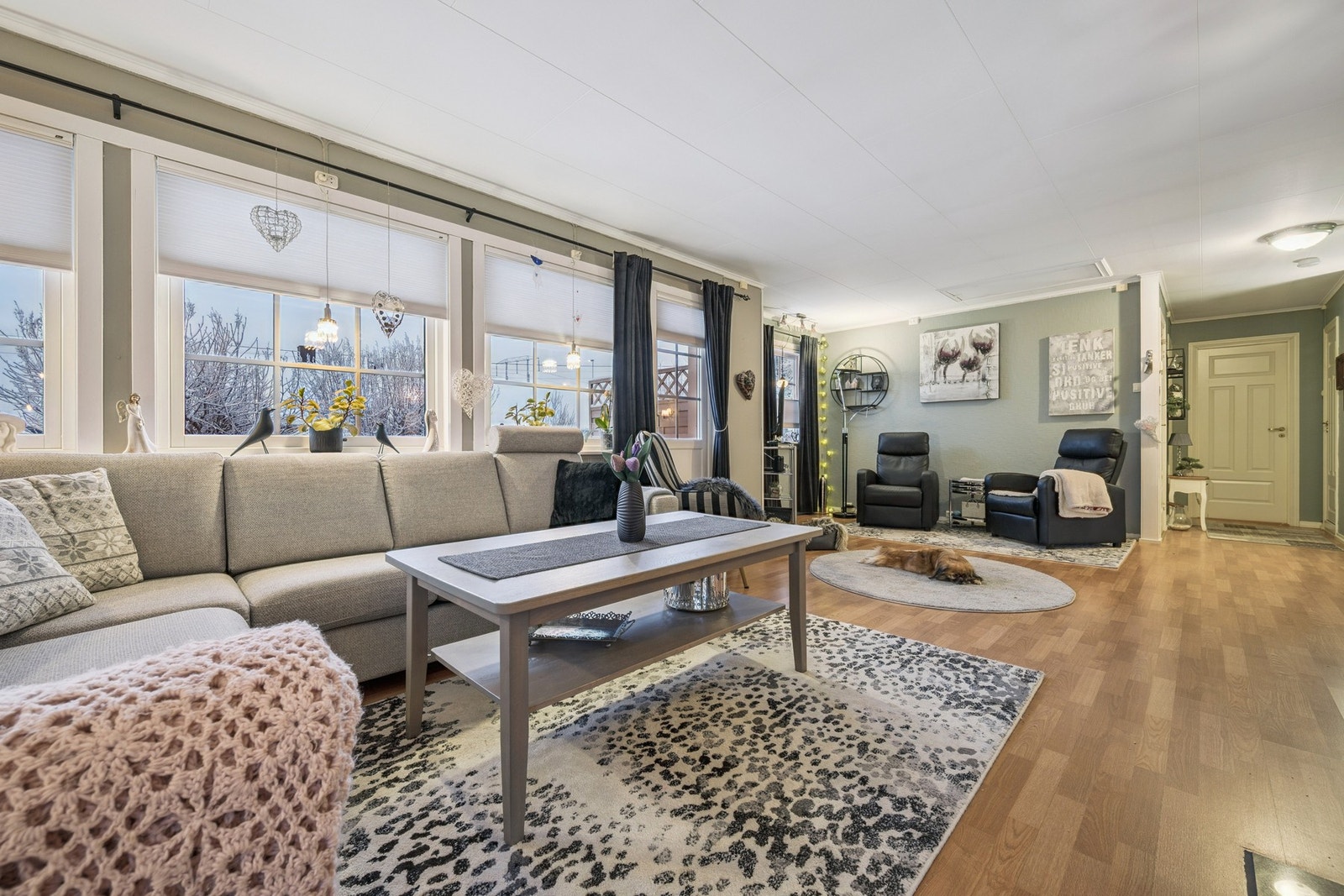 Det er gode vindusflater som sørger for godt med dagslys inn Galleribilde