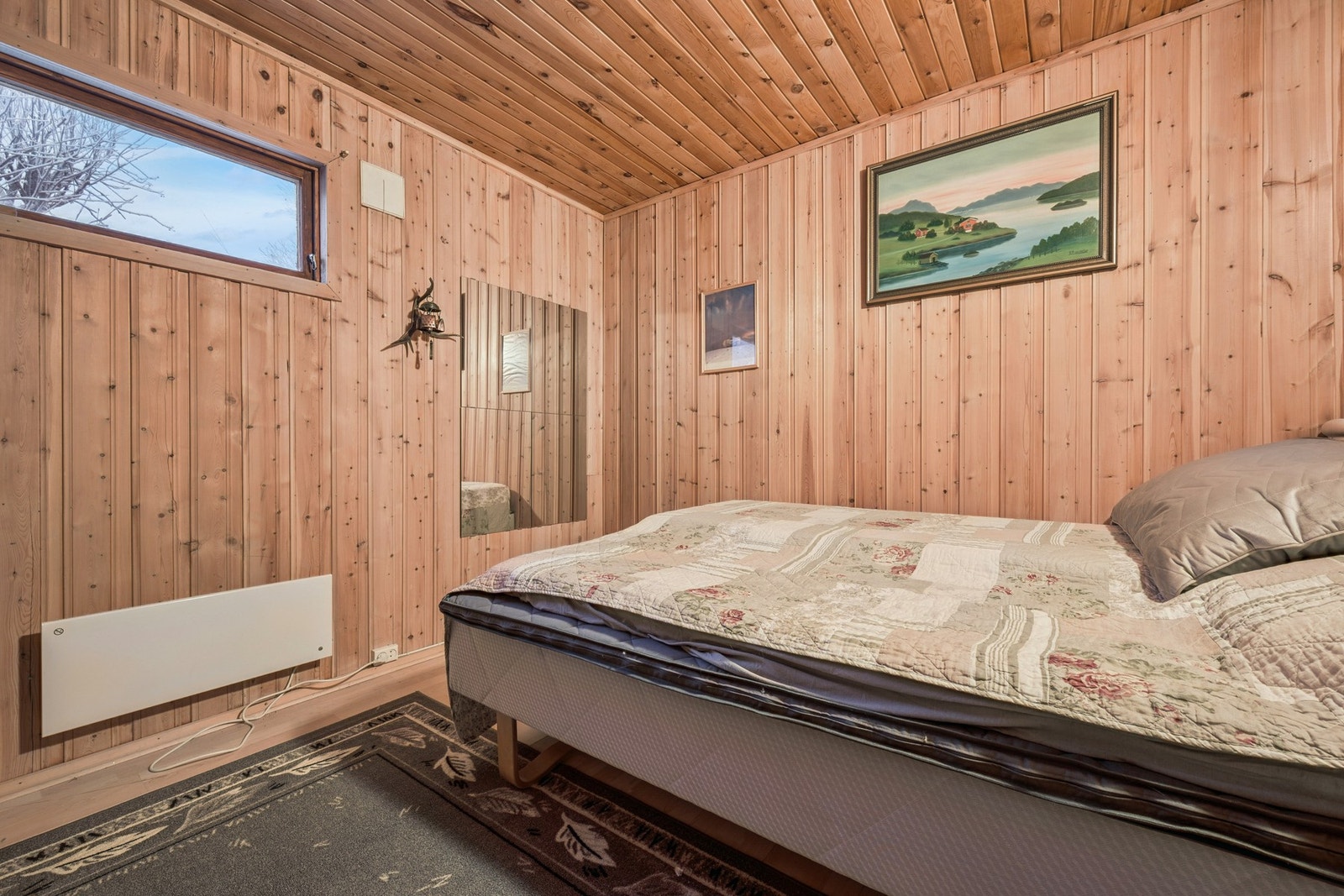 Soverom kjeller. Søknadspliktig tiltak. Tiltaket er ikke omsøkt. Vindu stiller heller ikke krav til rømningsvei Galleribilde