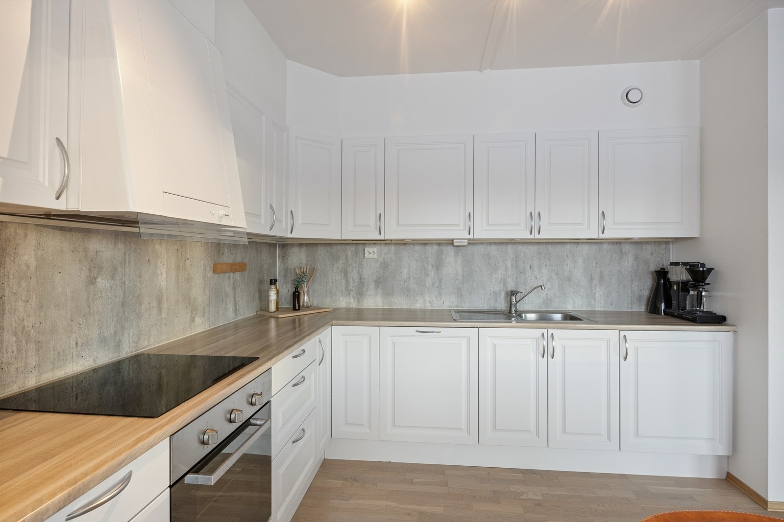 Kjøkkenet har en tidløs innredning med profilerte fronter og rikelig med skap- og benkeplass. Galleribilde