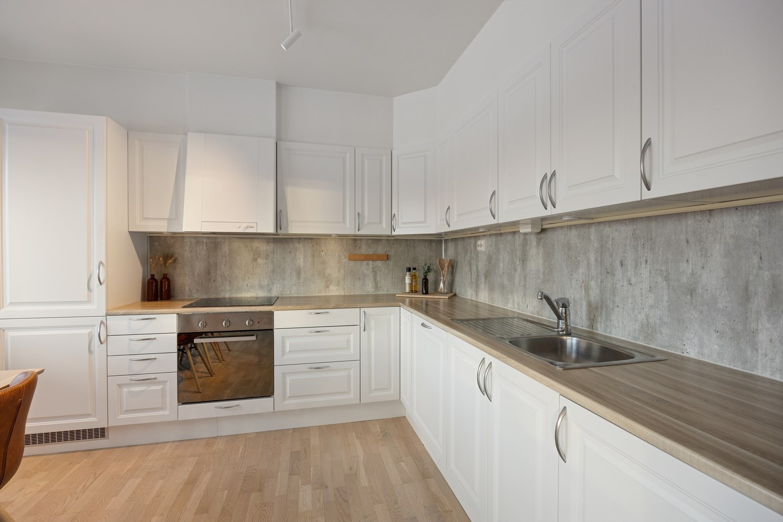 Innredningen er utstyrt med integrert stekeovn, platetopp og ventilator. Galleribilde