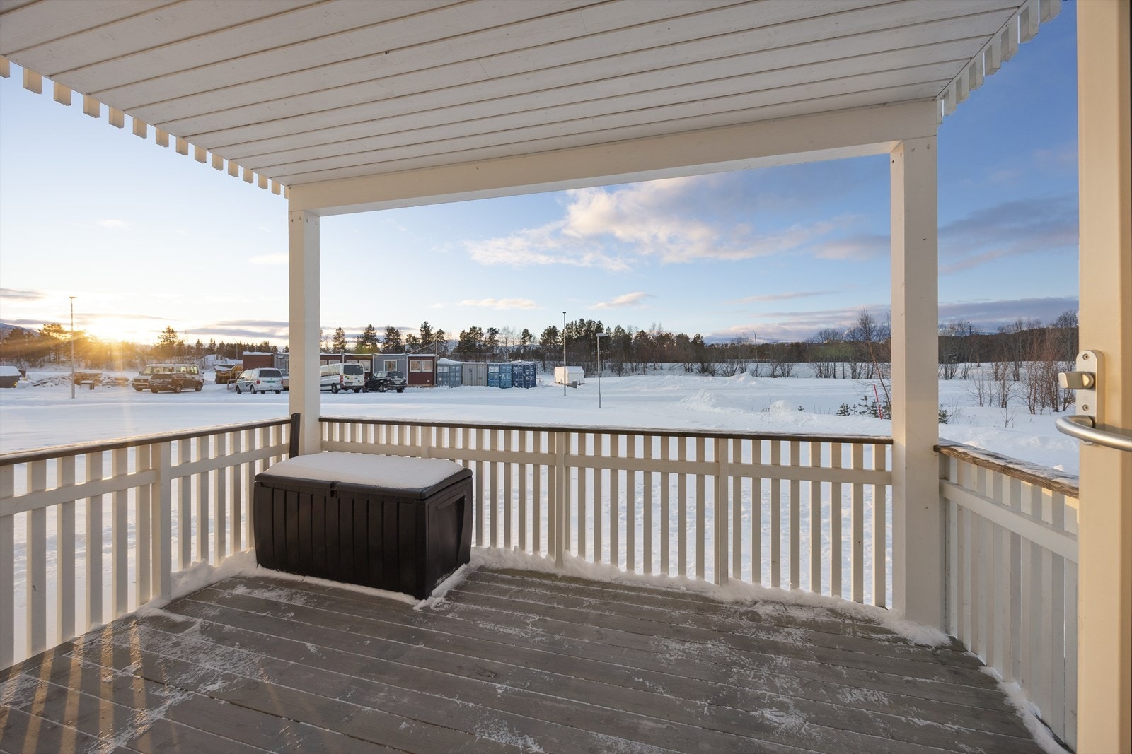 Fra stuen er det utgang til en romslig, overbygd terrasse med god plass til utemøbler. Galleribilde