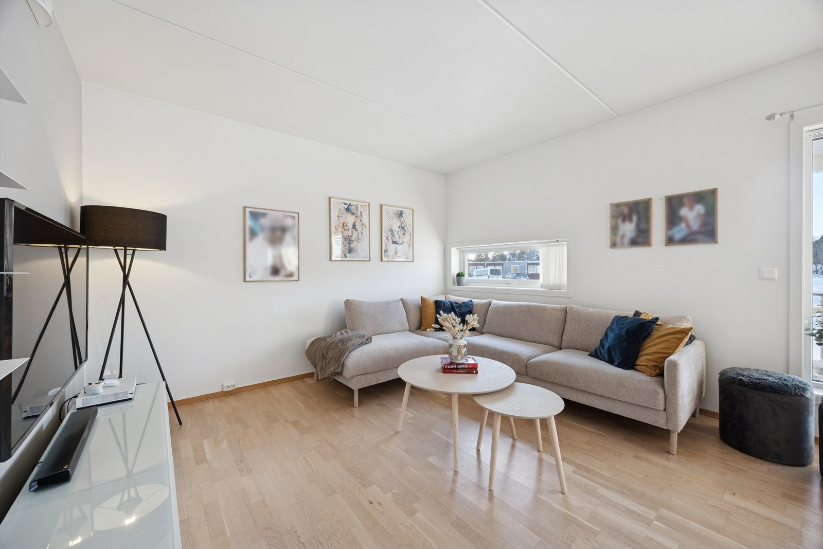 Stuen har store vindusflater som gir rikelig med naturlig lys og en luftig atmosfære. Galleribilde