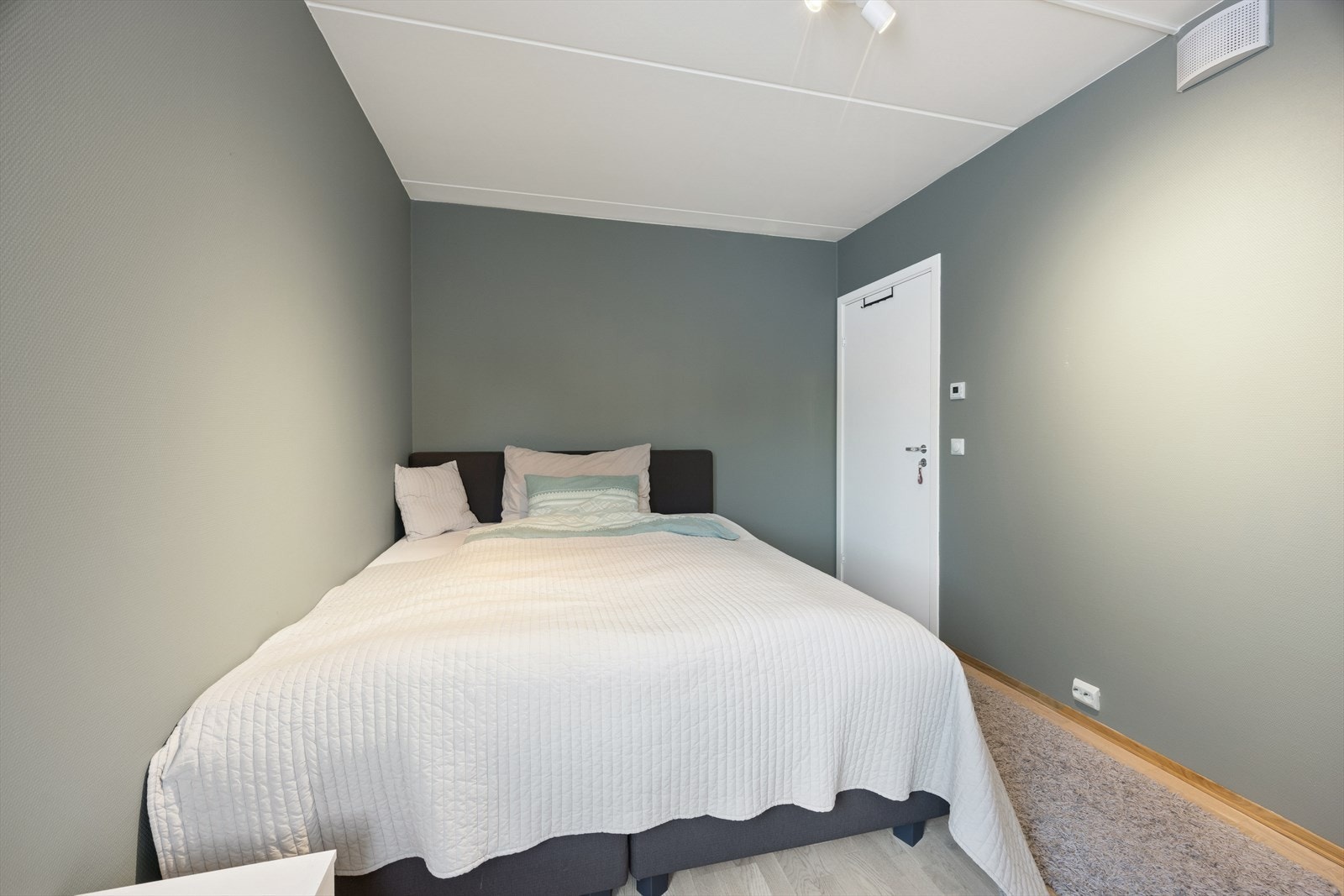 Rommet har en behagelig fargepalett som skaper en rolig atmosfære. Galleribilde