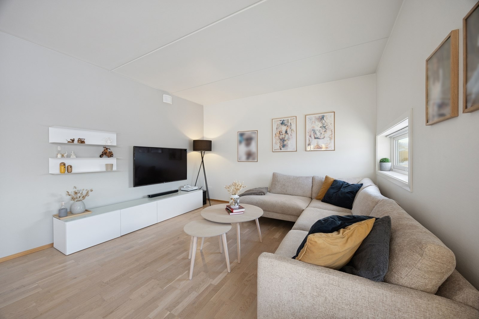 Her er det god plass til en større sofagruppe og TV-møblement. Galleribilde