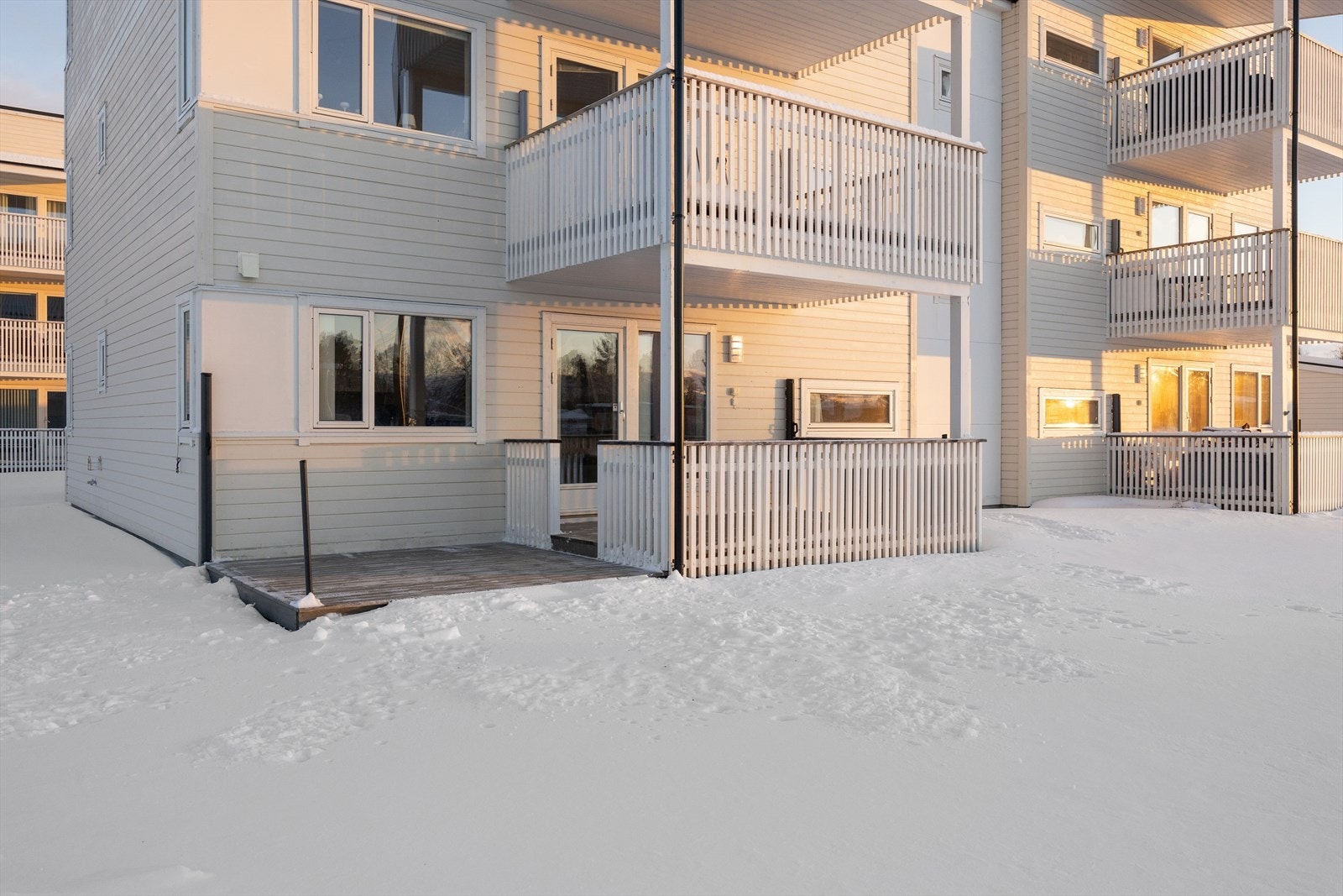 Terrassen er praktisk plassert på bakkeplan med enkel adkomst fra fellesarealet. Galleribilde