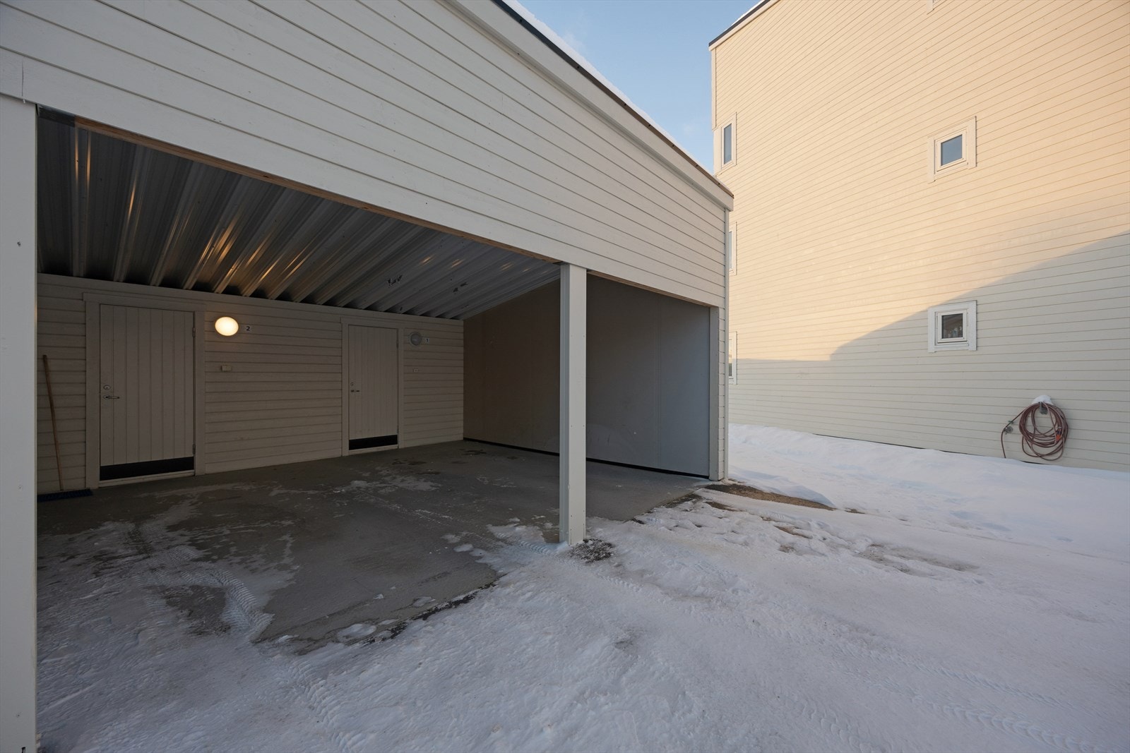 Til leiligheten medfølger en fast parkeringsplass i carport og en utvendig sportsbod. Galleribilde