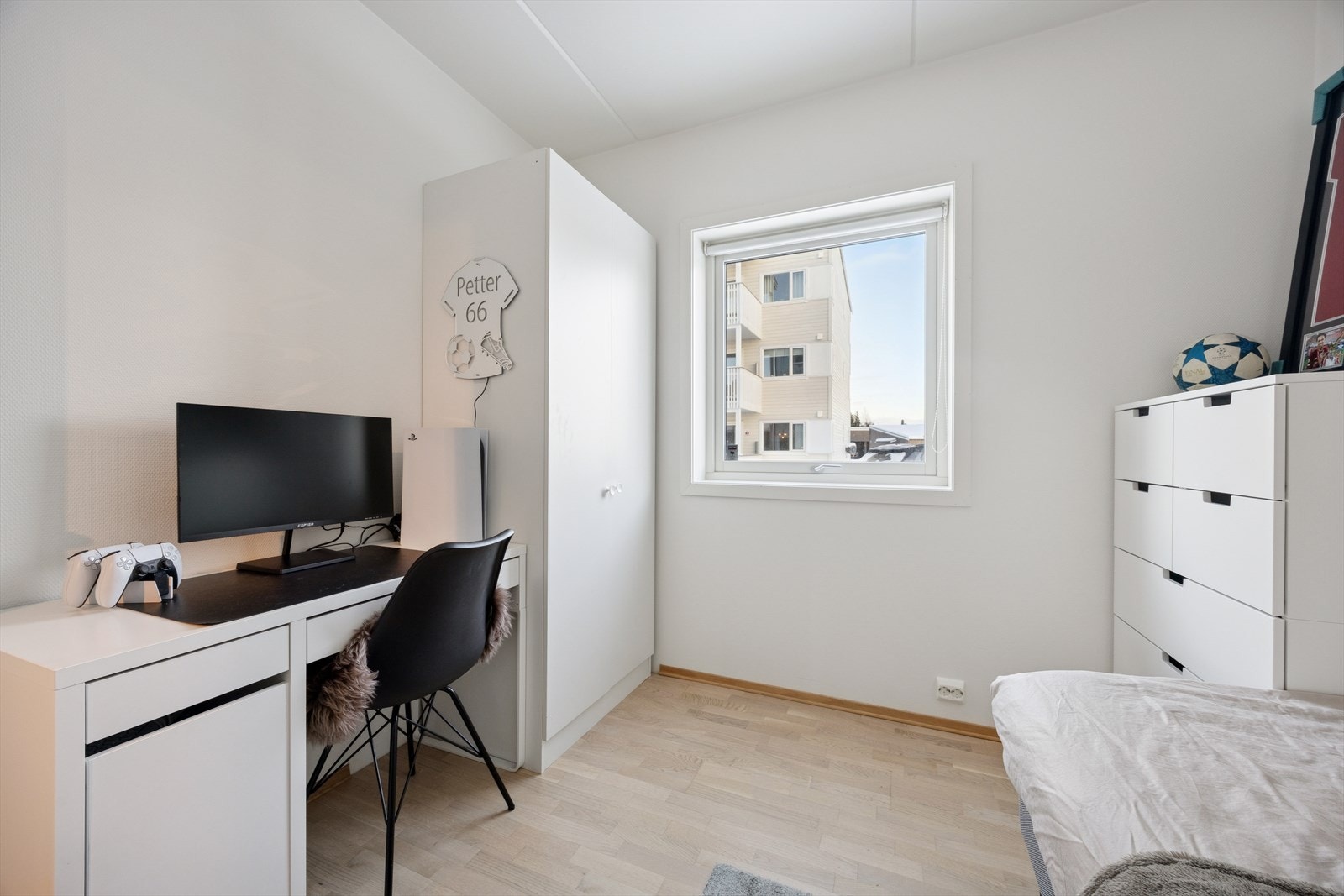 Det andre soverommet er av god størrelse, ideelt som barnerom, gjesterom eller kontor. Galleribilde