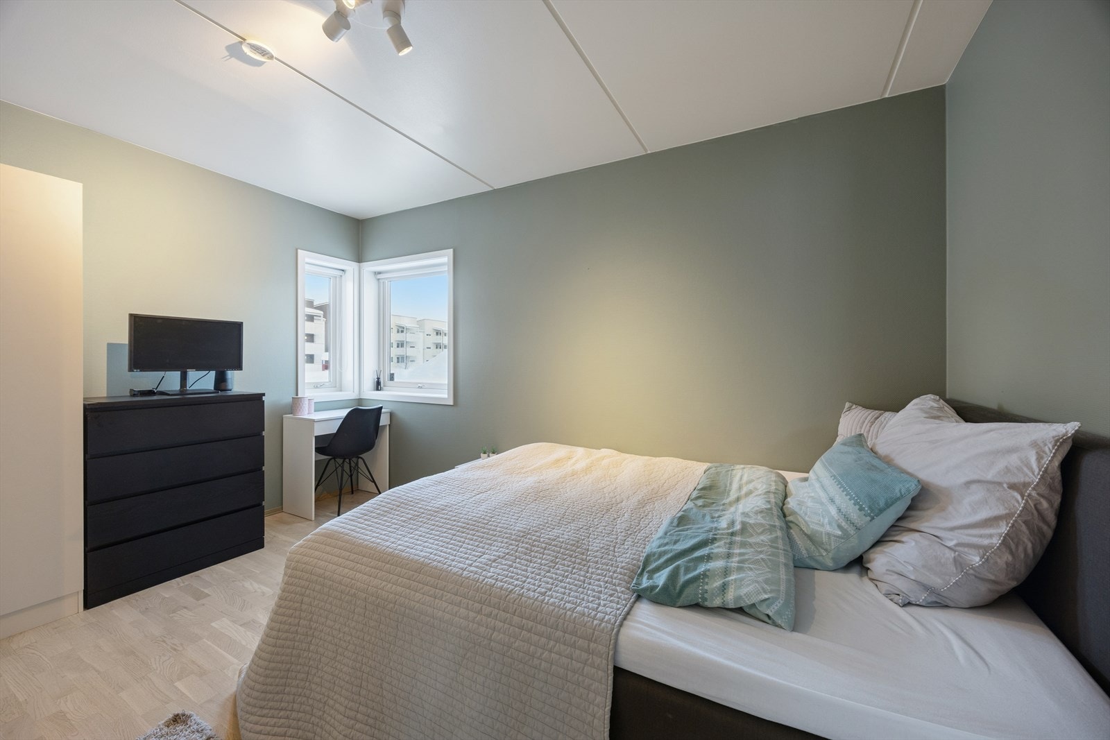 Det er også plass til en liten arbeids- eller sminkekrok ved vinduet. Galleribilde