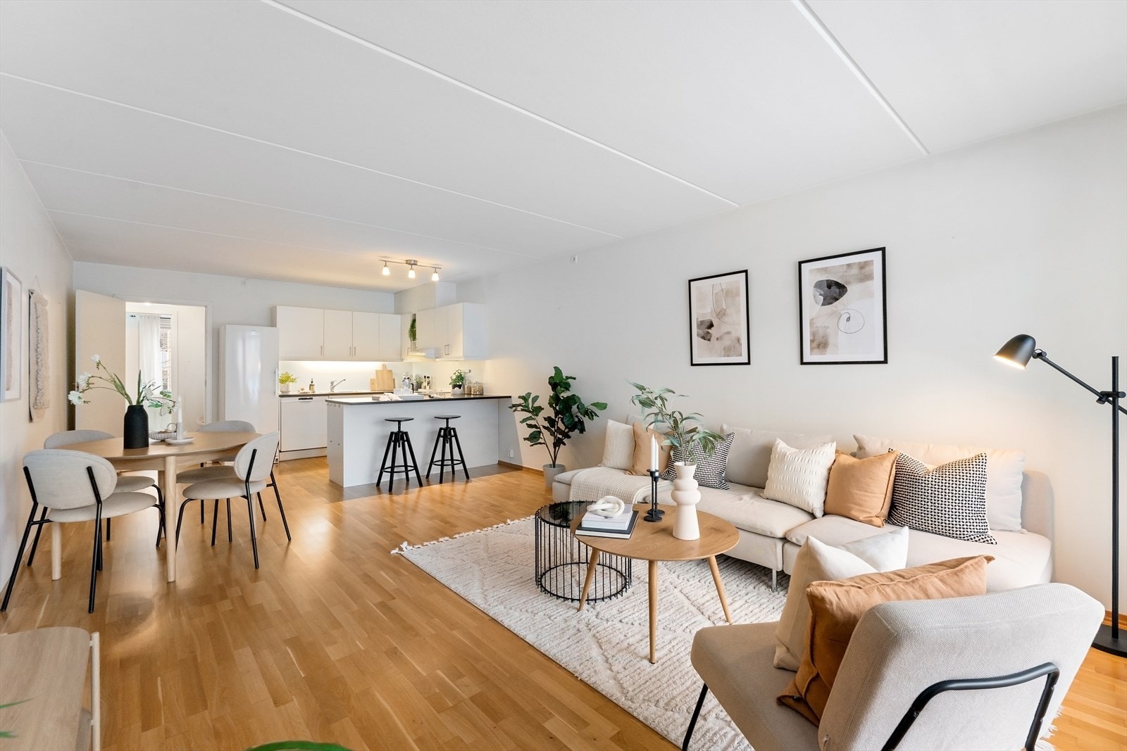 En lys og gjennomgående 4-roms selveierleilighet med balkong, heis og parkering Galleribilde