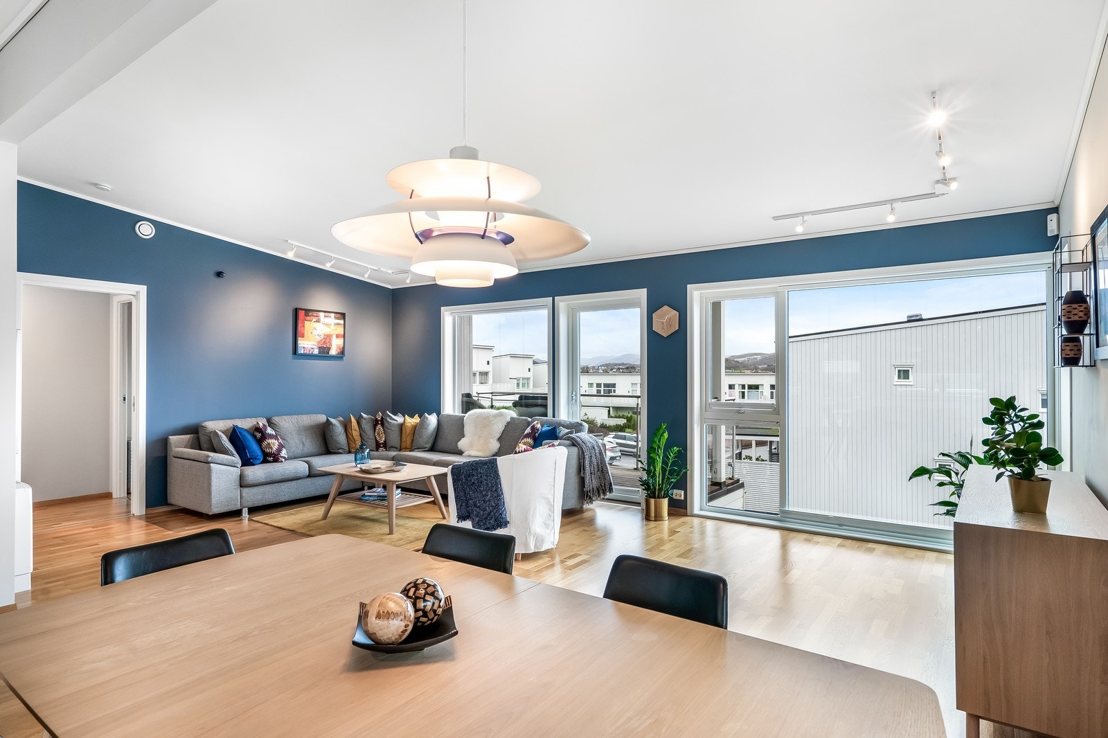 Romslig stue med store vindusflater Galleribilde