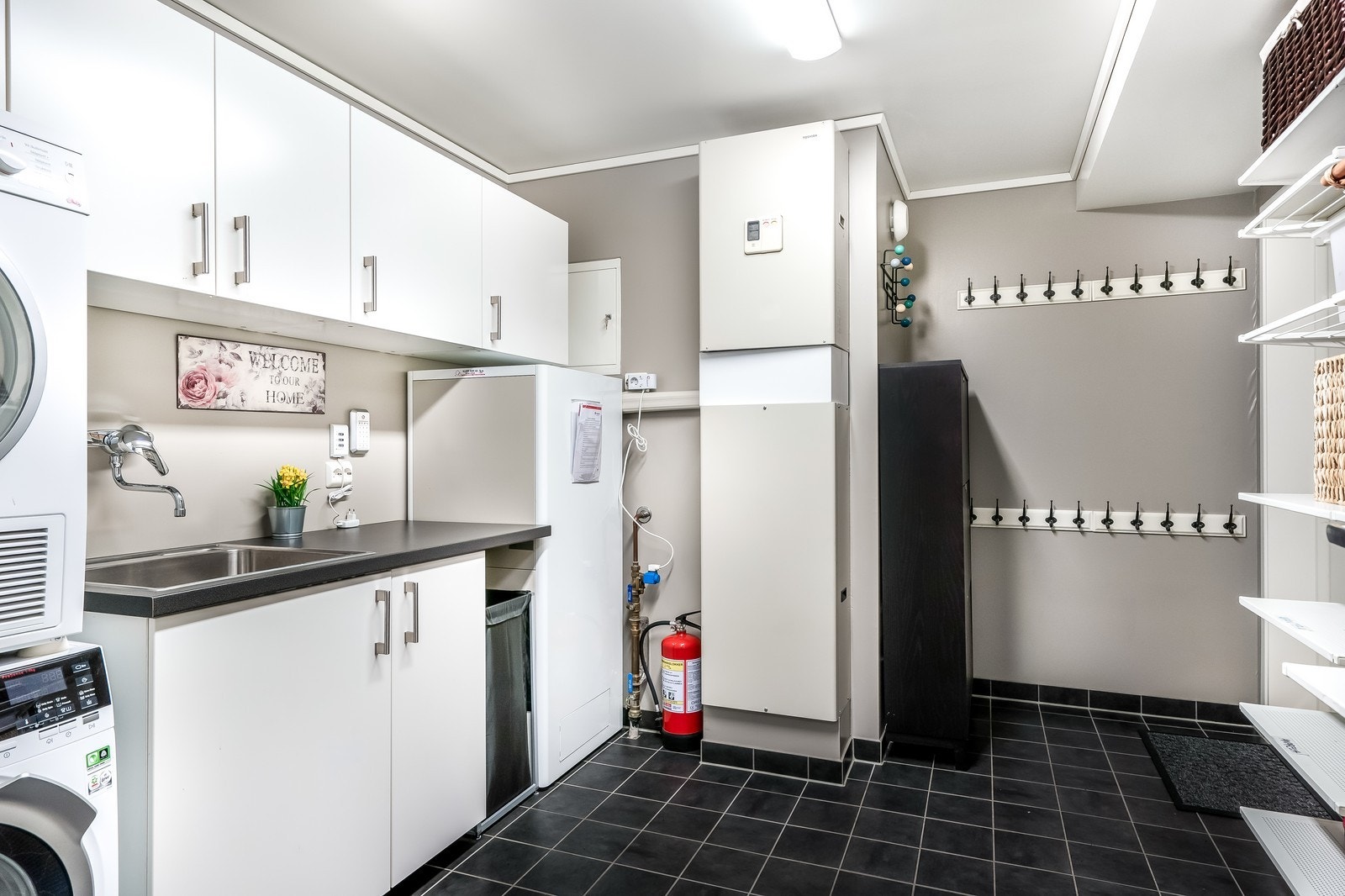 Vaskerom/teknisk rom i 1.etg, med direkte adkomst fra garasje. Galleribilde