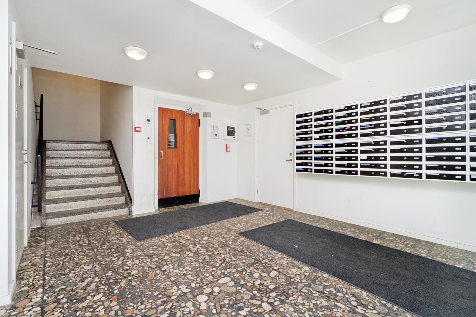 Inngangsparti. Her finner du ankomst til heis og postkasser. Fellesarealene vaskes av profesjonelt renoholdsfirma. Galleribilde