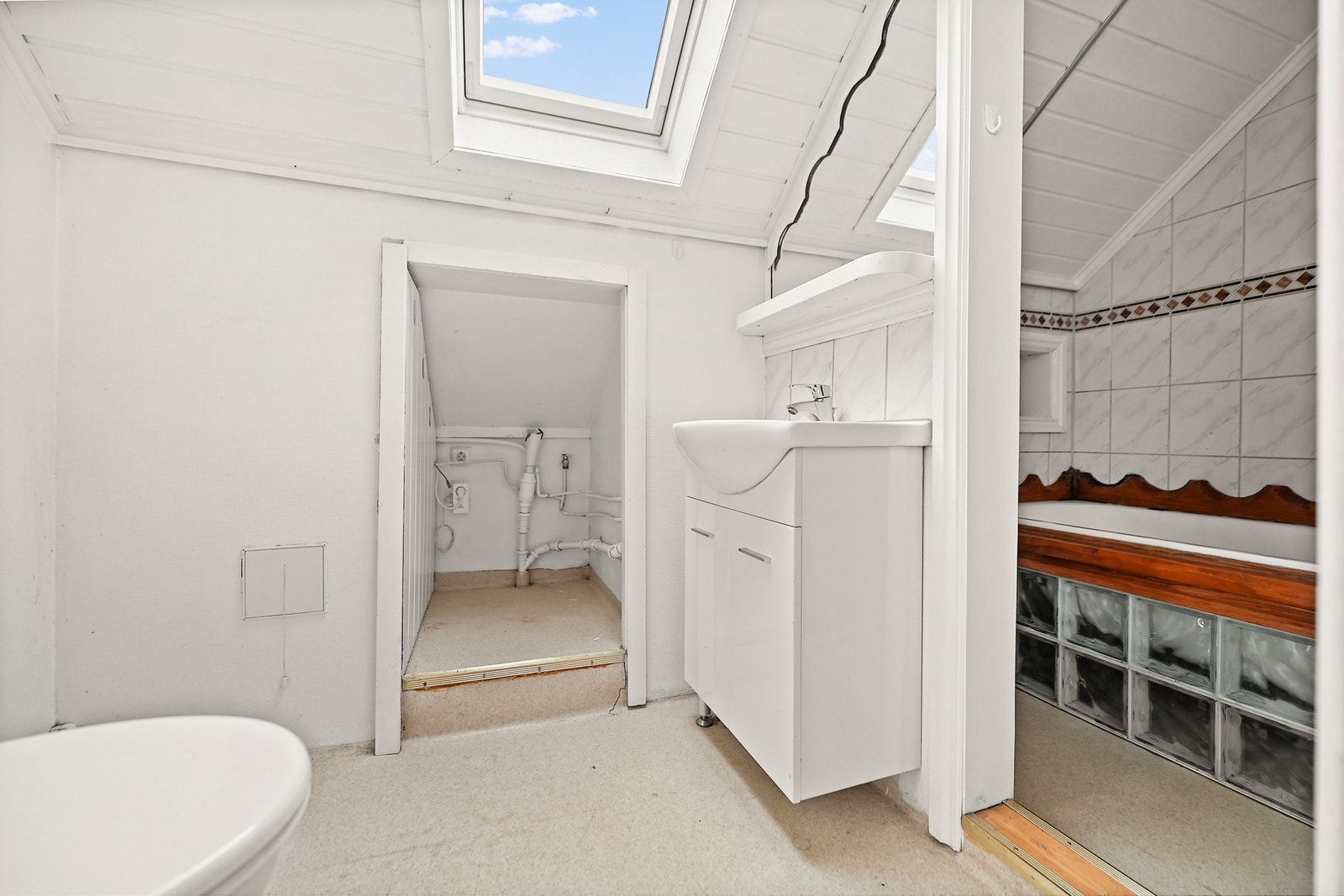 Badet er fordelt på to små rom med felles adkomst. Det er et eldre bad. Galleribilde