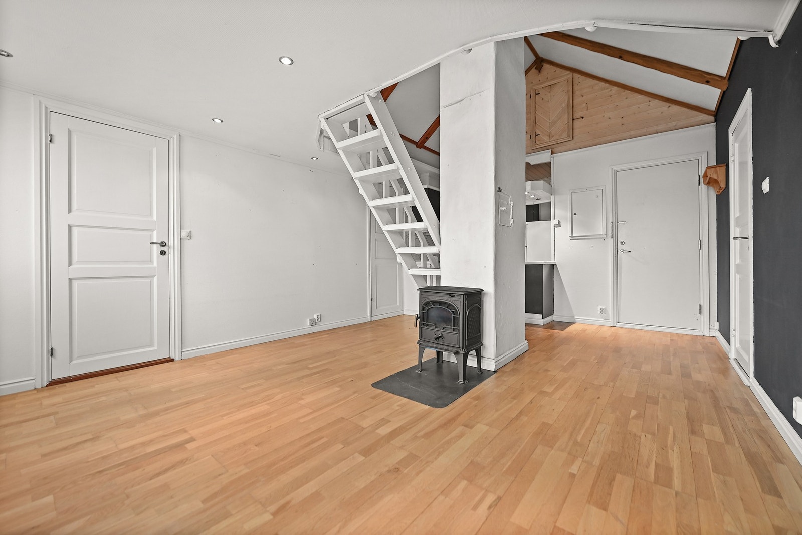 Vedovn i stuen. Galleribilde