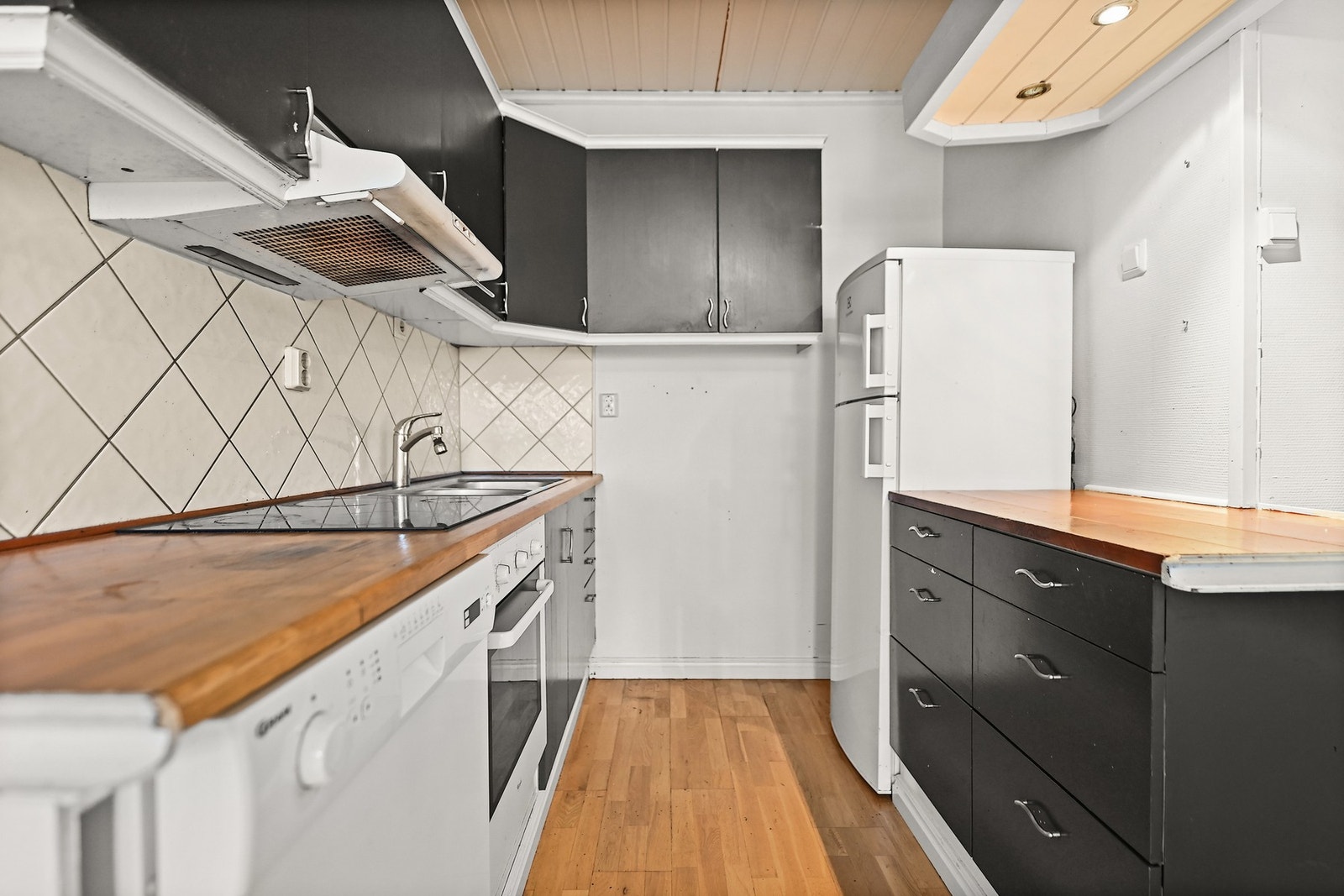 Integrert komfyr og platetopp ellers frittstående hvitevarer. Galleribilde