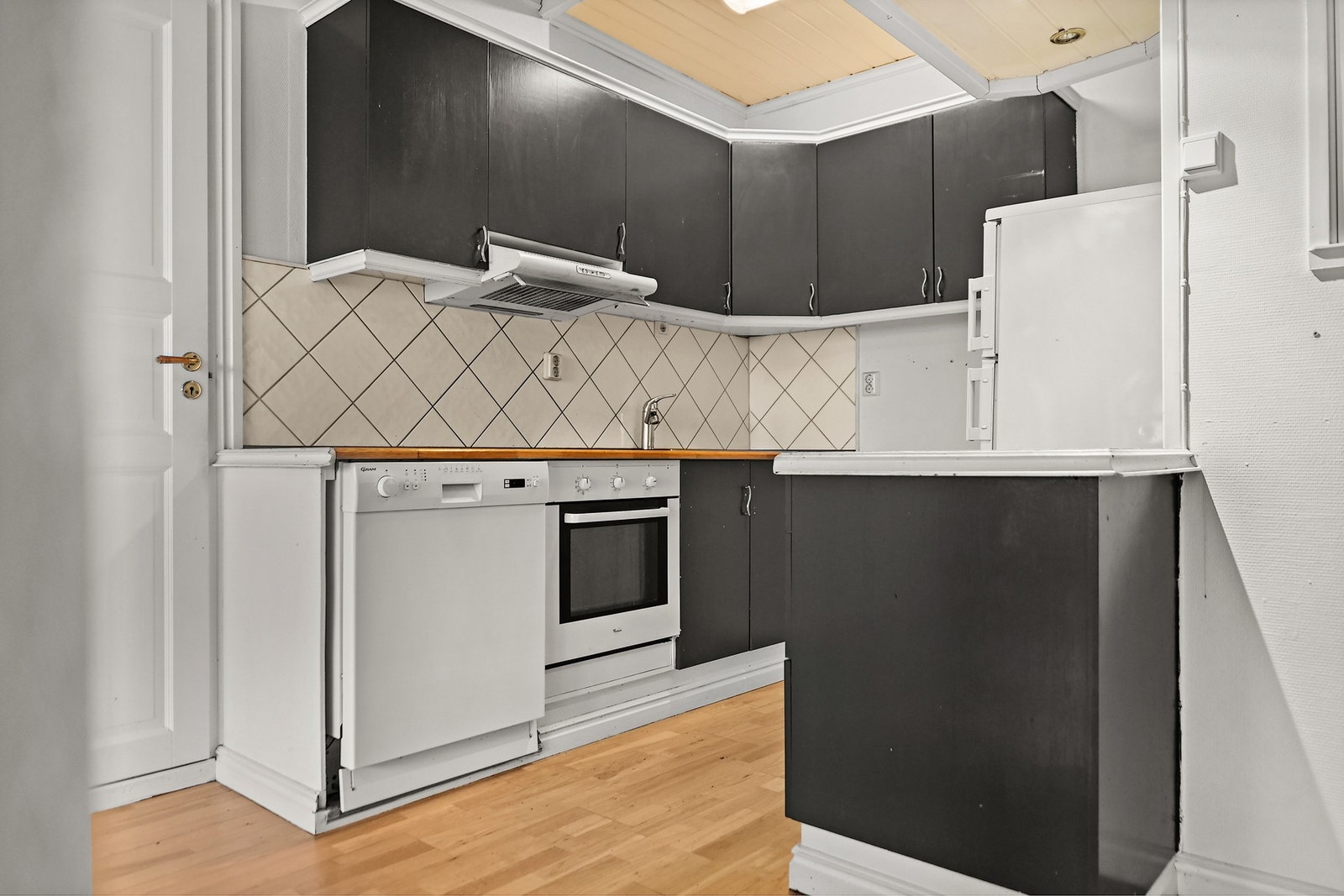 Kjøkkeninnredning med eldre kjøkkeninnredning og heltre benkeplate. Galleribilde