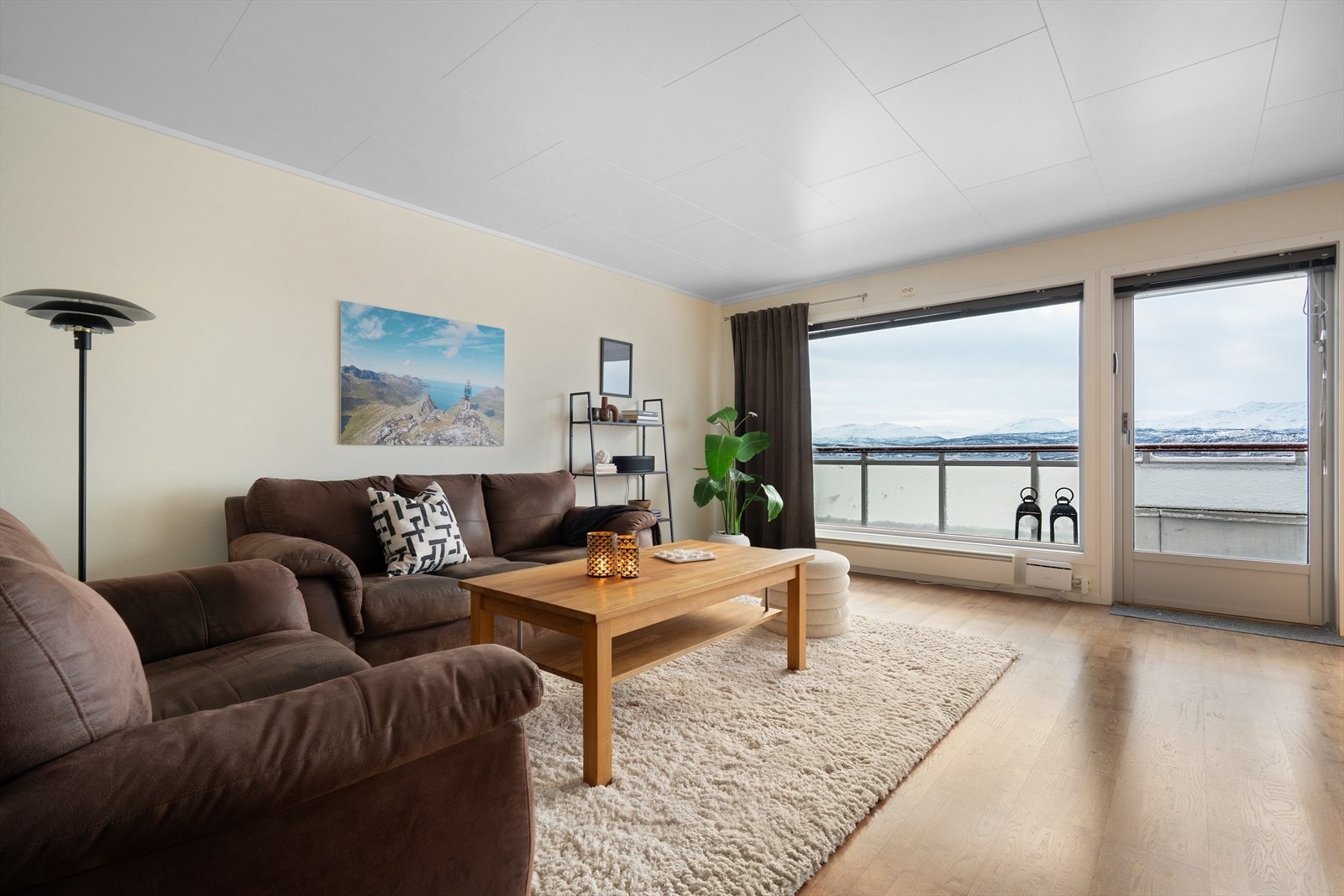 Aktiv Finnsnes presenterer Seljebergan 15! Leilighet i toppetasjen med nydelig panoramautsikt og utvendig screens - to soverom, heis og parkering i garasjeanlegg. Galleribilde