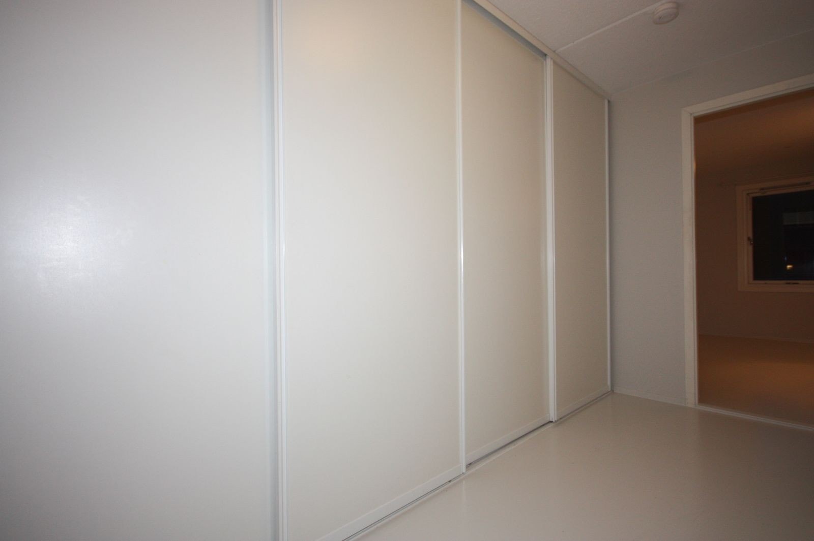 Entre med stor skyvedørsgarderobe Galleribilde