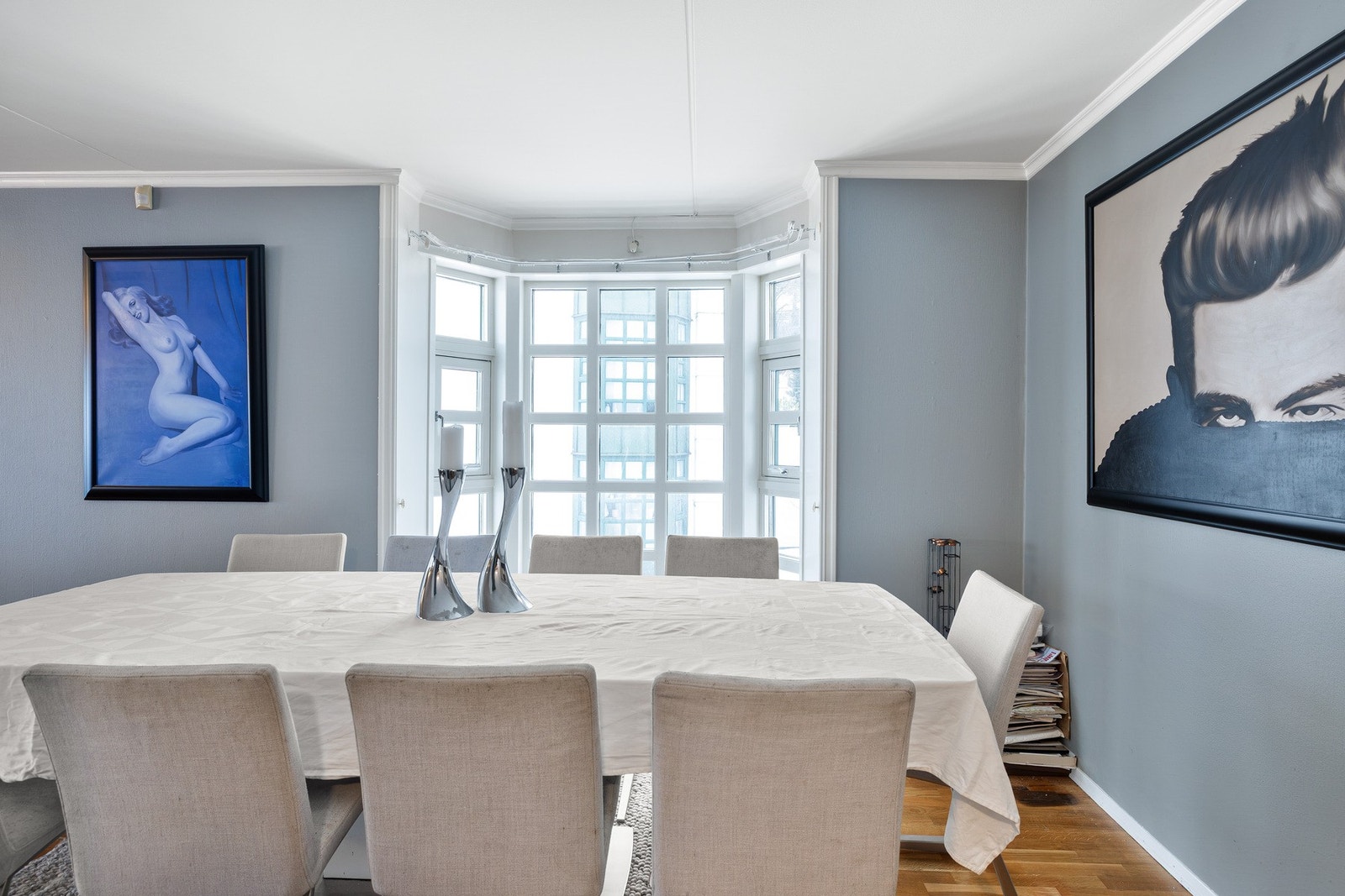 Spisestue med store vindusflater Galleribilde