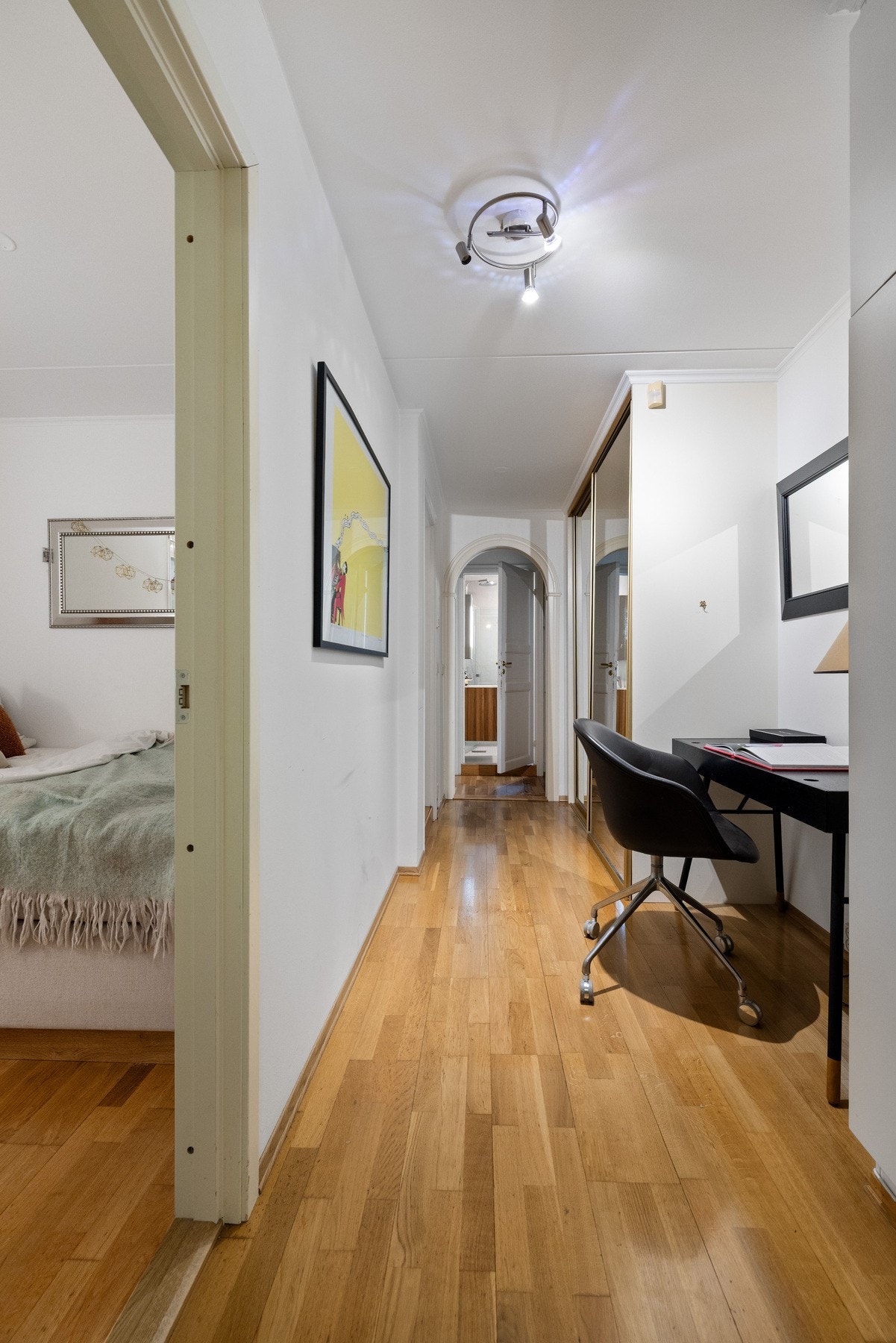 I mellomgangen er det også skyvedørsgarderobe som gir godt med oppbevaringsplass Galleribilde