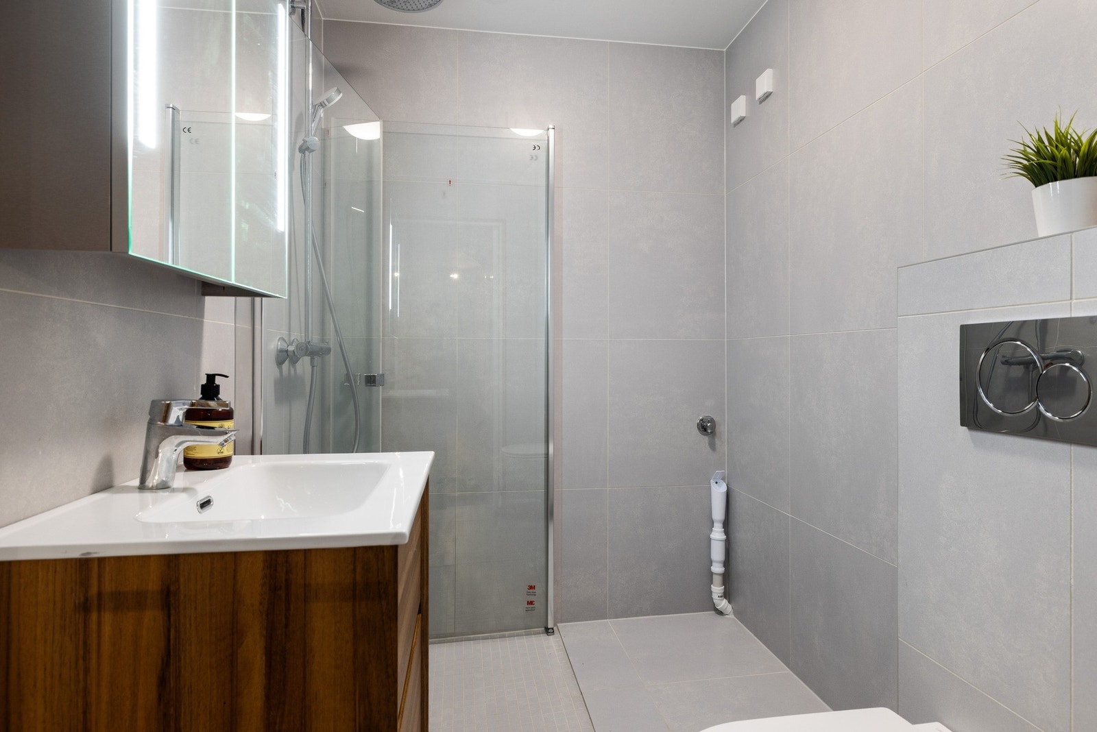 Badet har varmekabler i gulv, og opplegg for vaskemaskin/tørketrommel Galleribilde