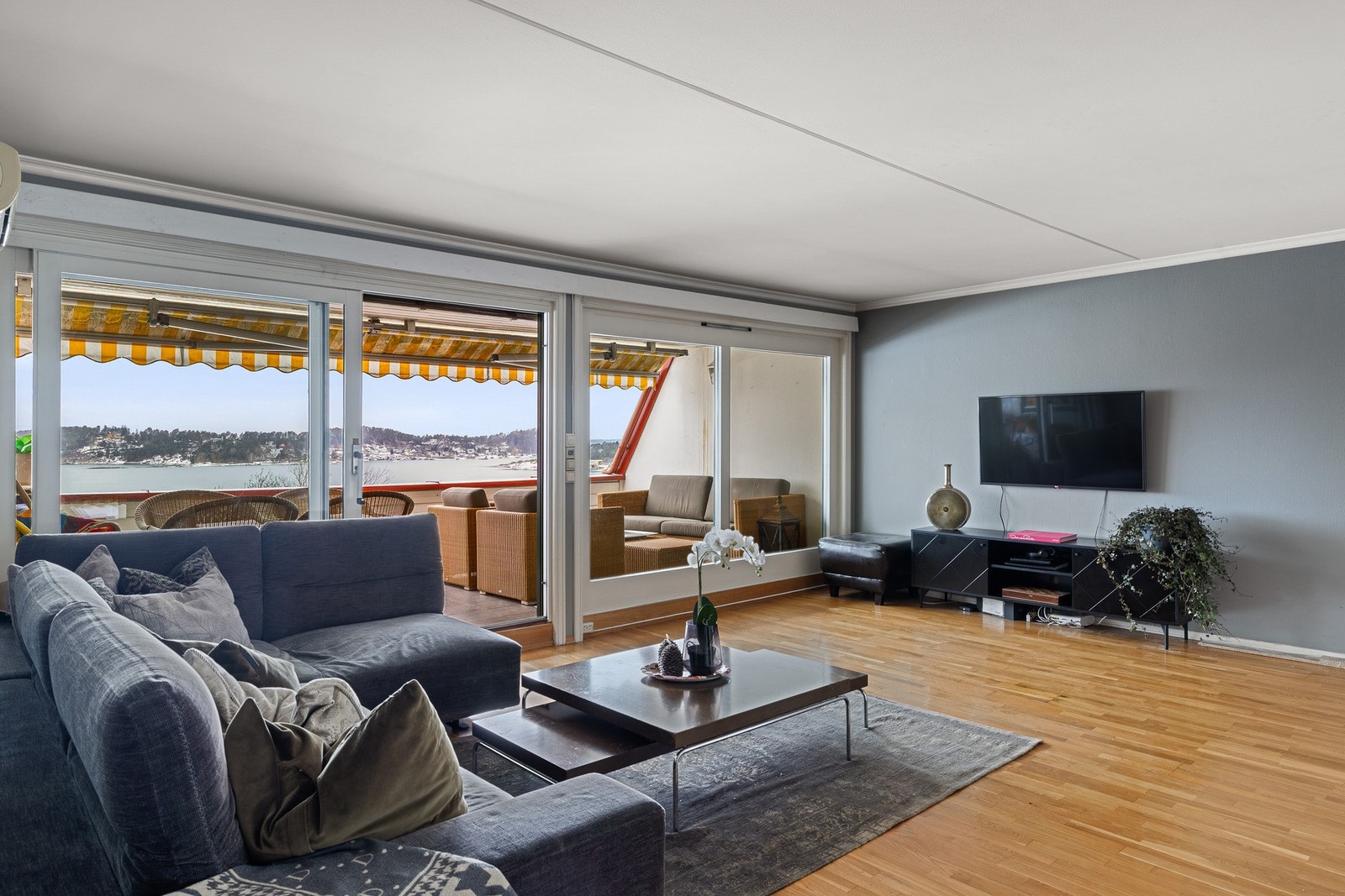 Utgang fra stuen til vestvendt balkong på ca. 17 m² Galleribilde