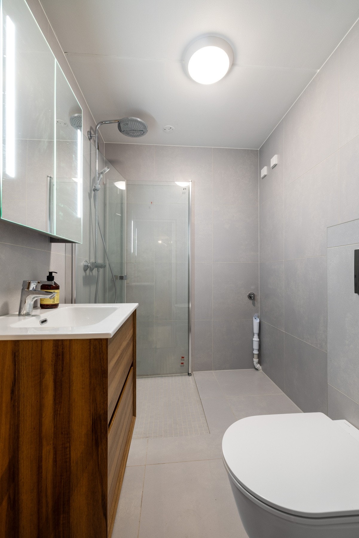 Bad modernisert i 2025 med 60 x 60 fliser og moderne innredning Galleribilde