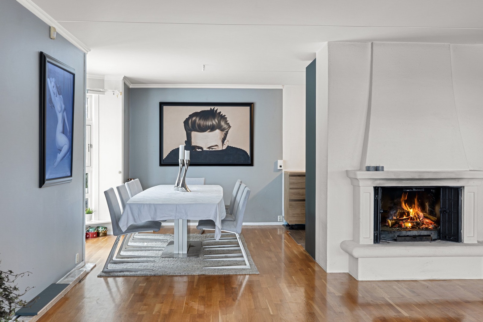 I senter av stuen er det montert peisovn som varmer godt Galleribilde