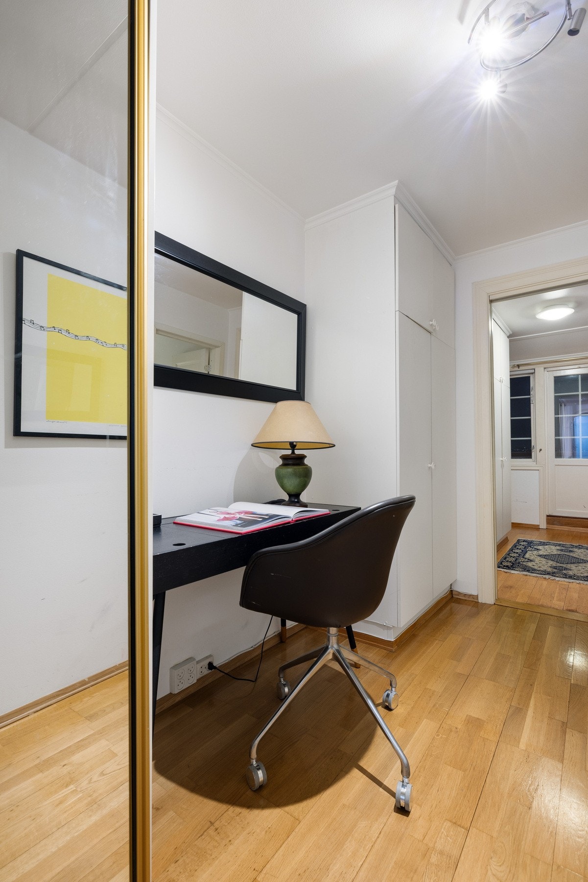 Det er også god plass til kontorpult i mellomgangen Galleribilde