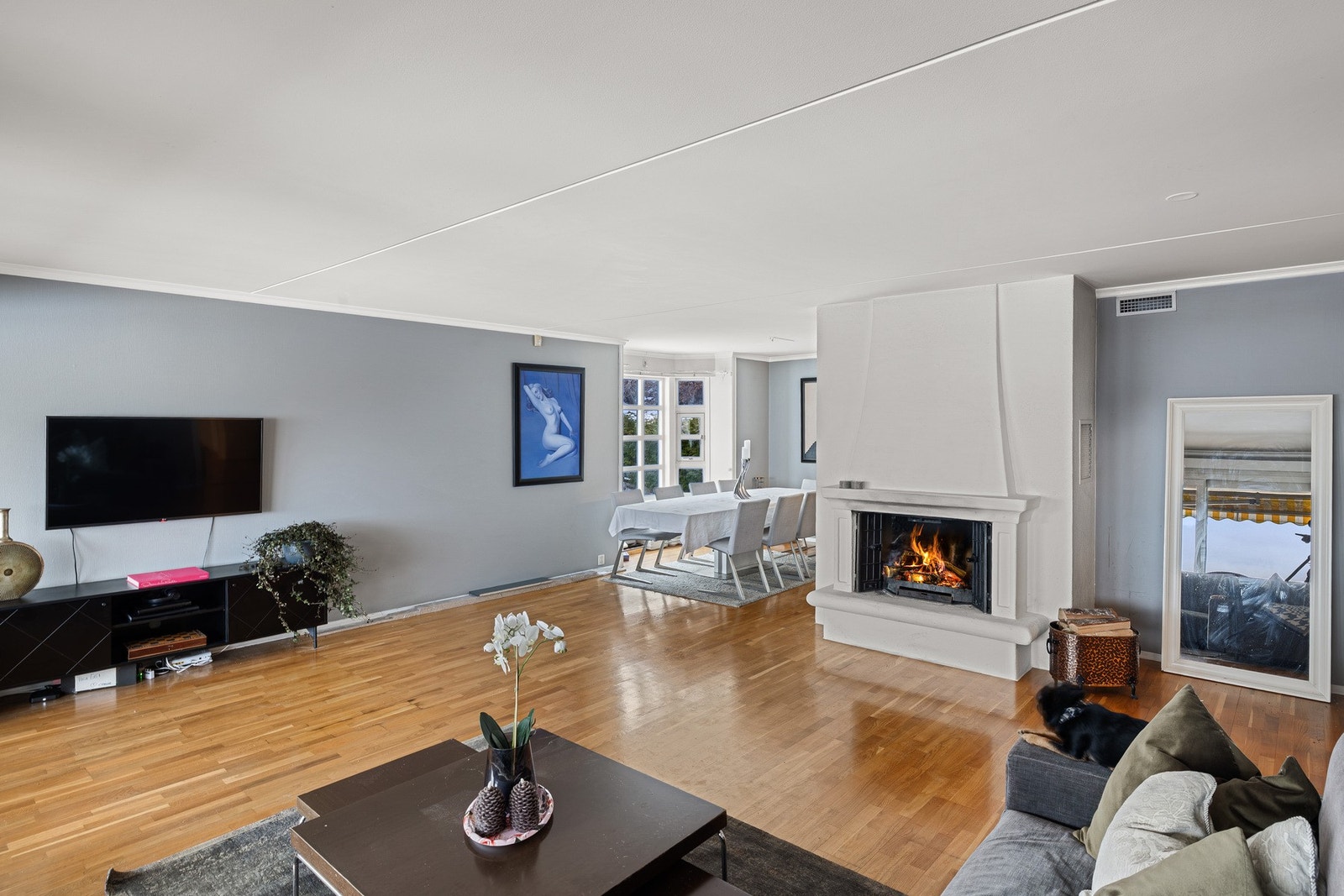 Rommet har lyse fargetoner på vegger, og eikeparkett på gulv Galleribilde