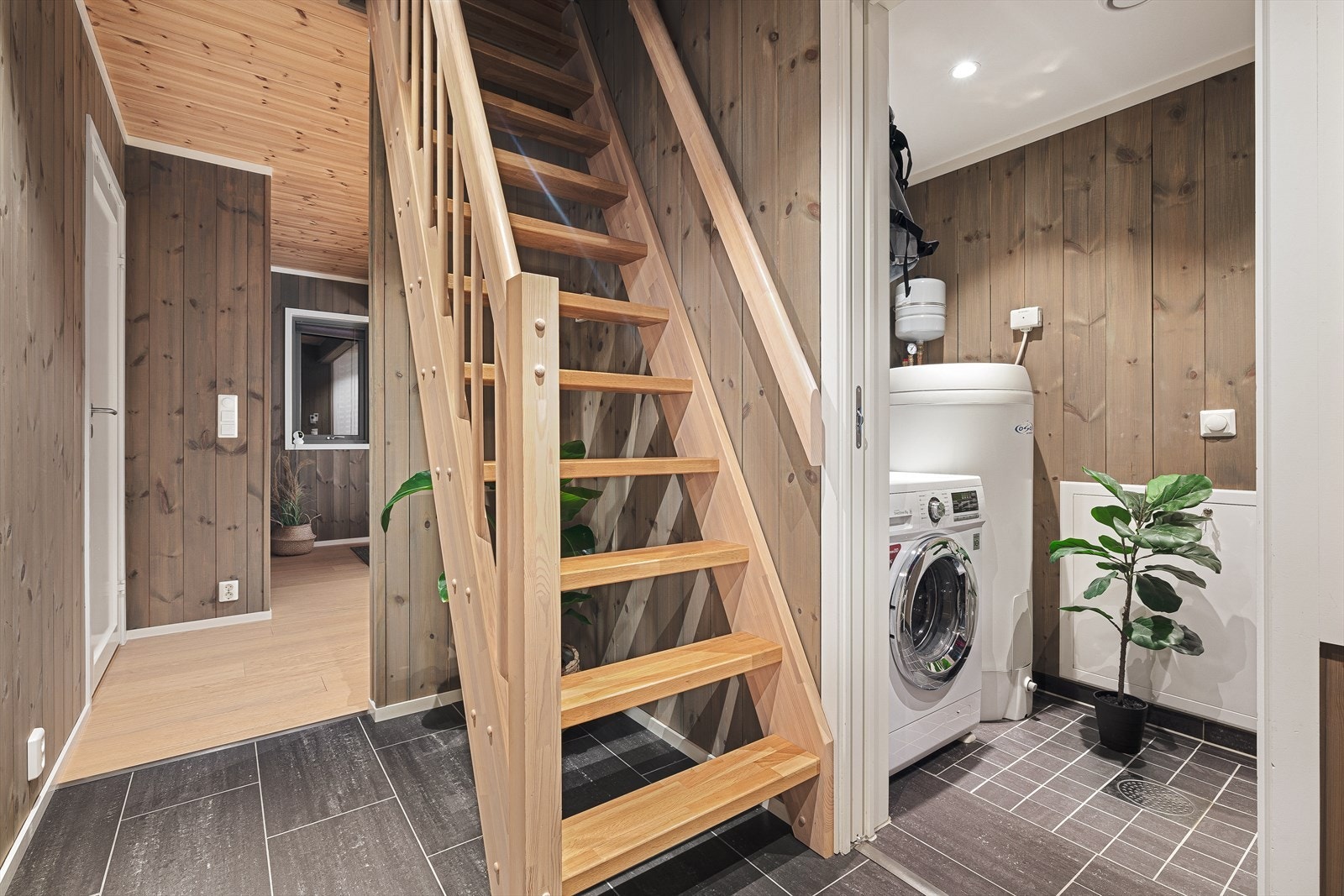 Gang med trapp til loftsetasjen Galleribilde