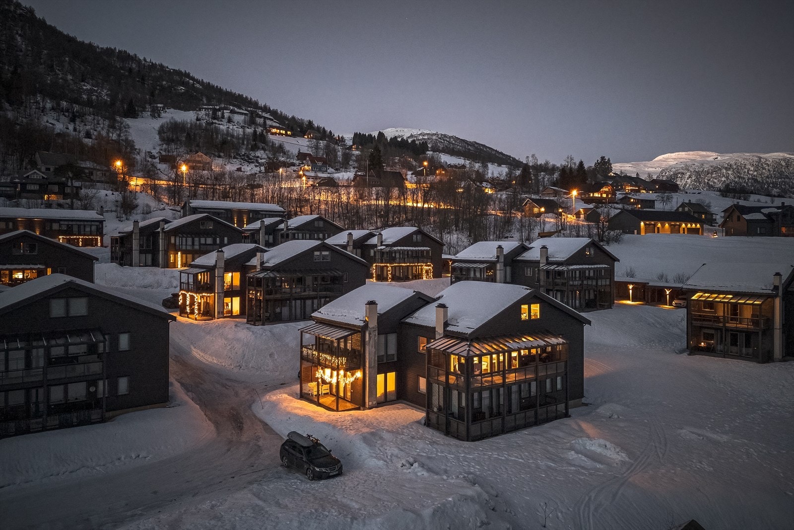 Myrkdalen er et snøsikkert vinterparadis, men også nydelig i sommerhalvåret. Det settes for tiden opp to nye heiser i området i Mørkveslia som gjør at det kommer preparerte skiløyper enda nærmere Myrkdalen Vest. Galleribilde