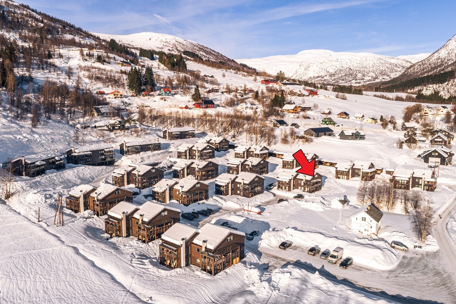 Meget god intern beliggenhet i feltet med usjenert utsikt og gode solforhold Galleribilde