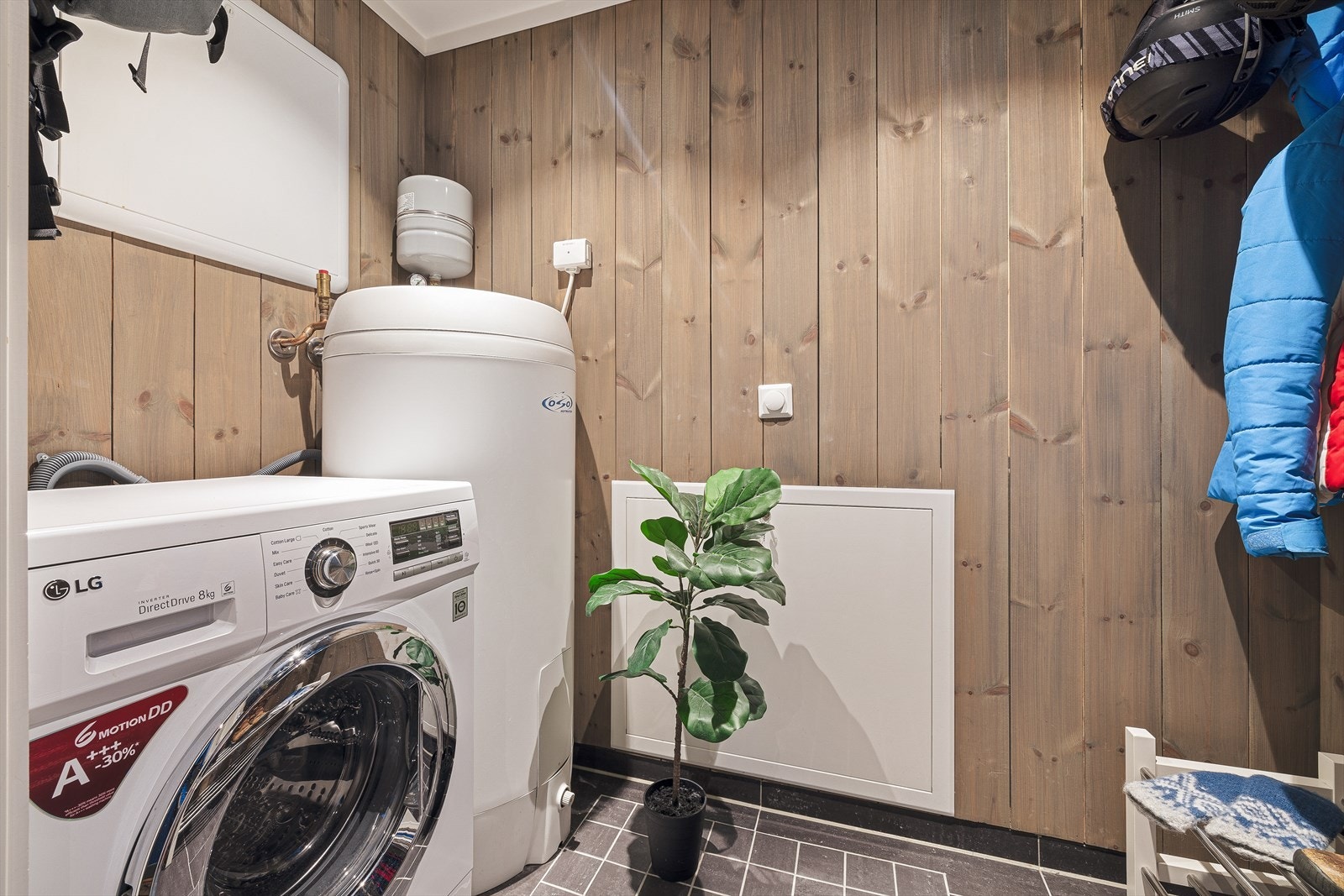 Praktisk vaskerom/bod ved inngangsparti Galleribilde