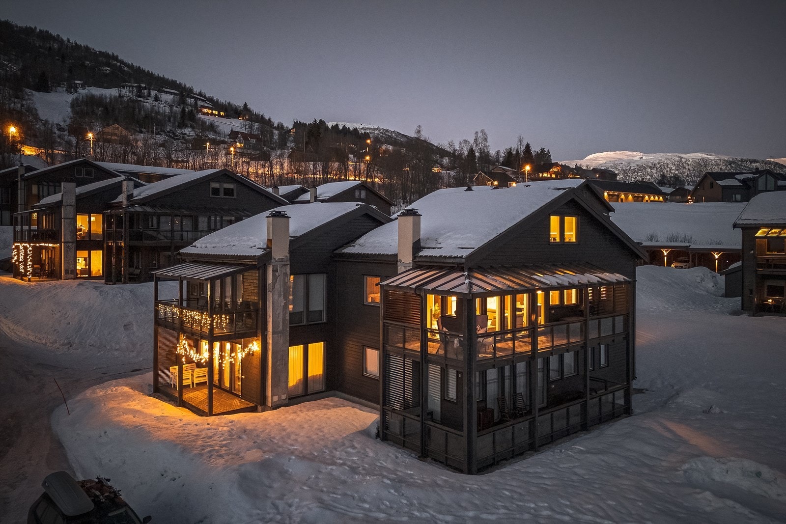 Helt nytt tak på hele bygget 2025. Det ble lagt beslag på pipe og montert aluminiumslister på glasstak over terrasse. (Bilder tatt før taket ble skiftet). Galleribilde