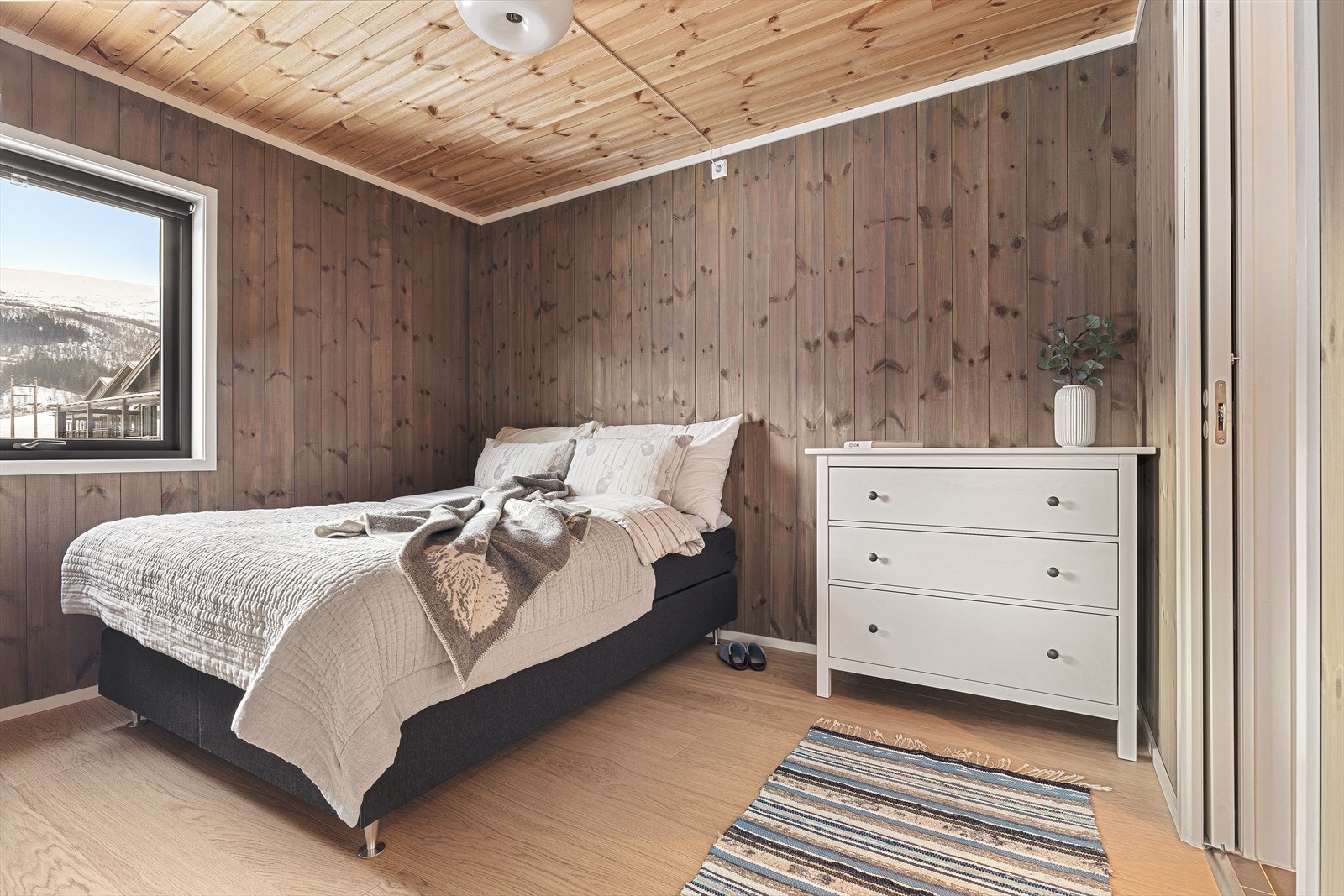 Soverom 1 - hovedsoverom med god plass til dobbeltseng og kommode/garderobeløsning Galleribilde