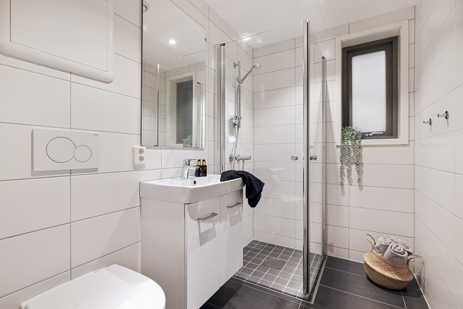 Bad nr. 2 et også helfliset og har vannbåren varme Galleribilde