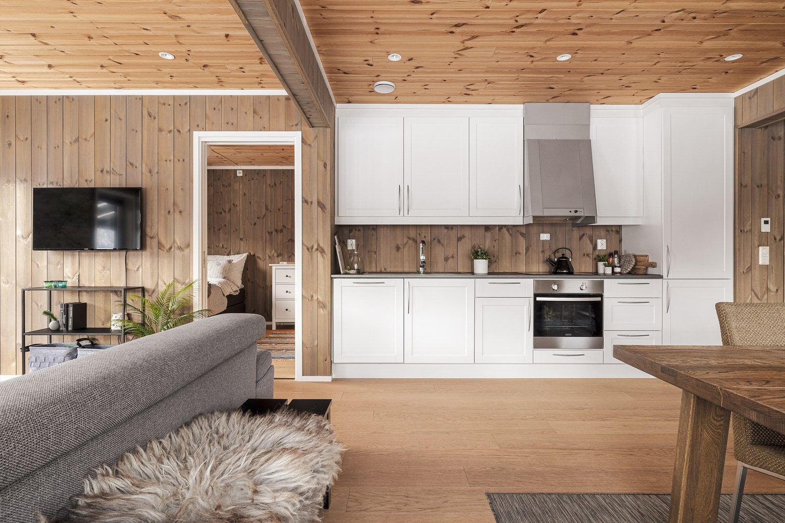 Tidløs og pen kjøkkeninnredning med integrerte hvitevarer Galleribilde