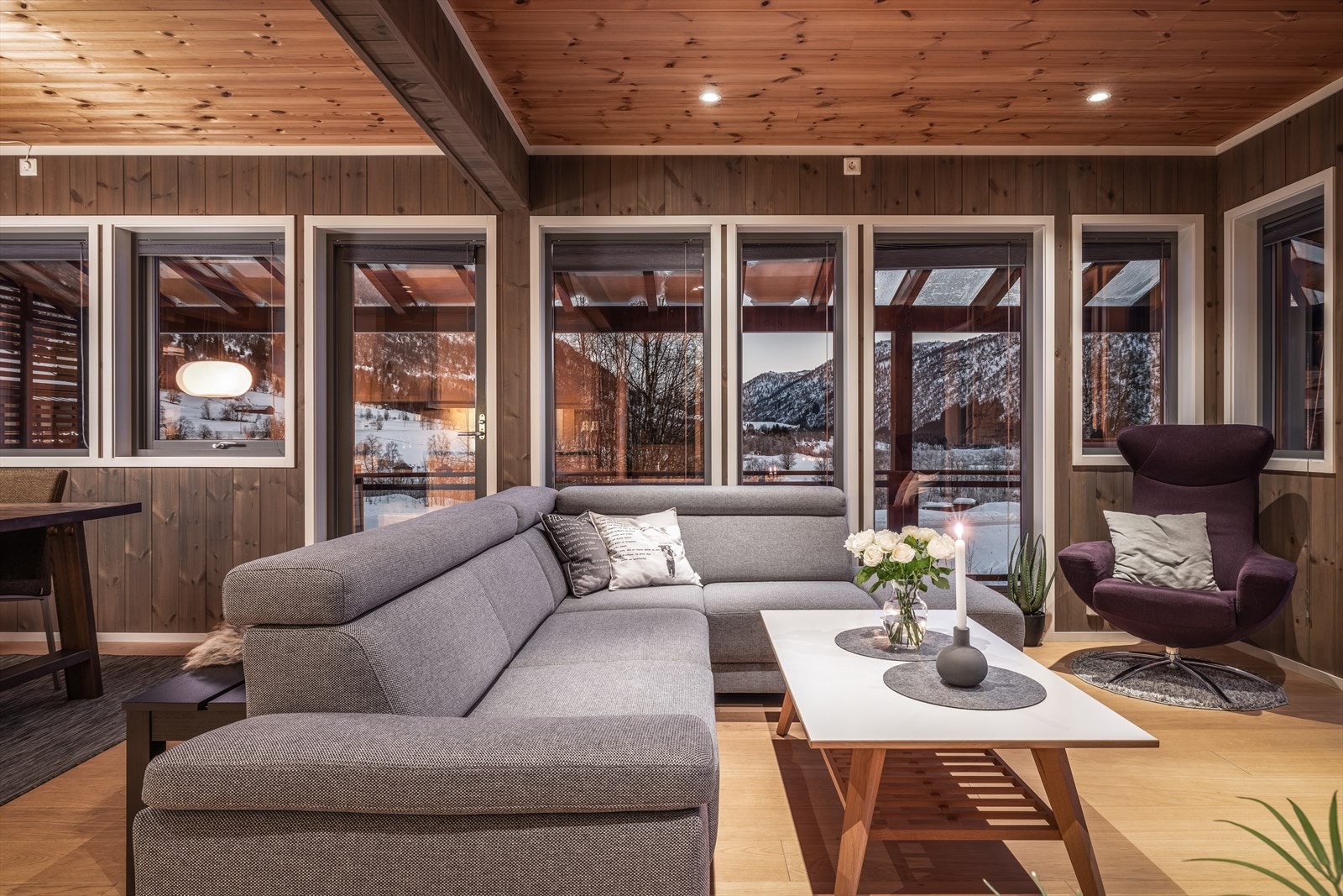 Legg merke til de store vindusflatene som gir mye naturlig lys og flott utsikt Galleribilde