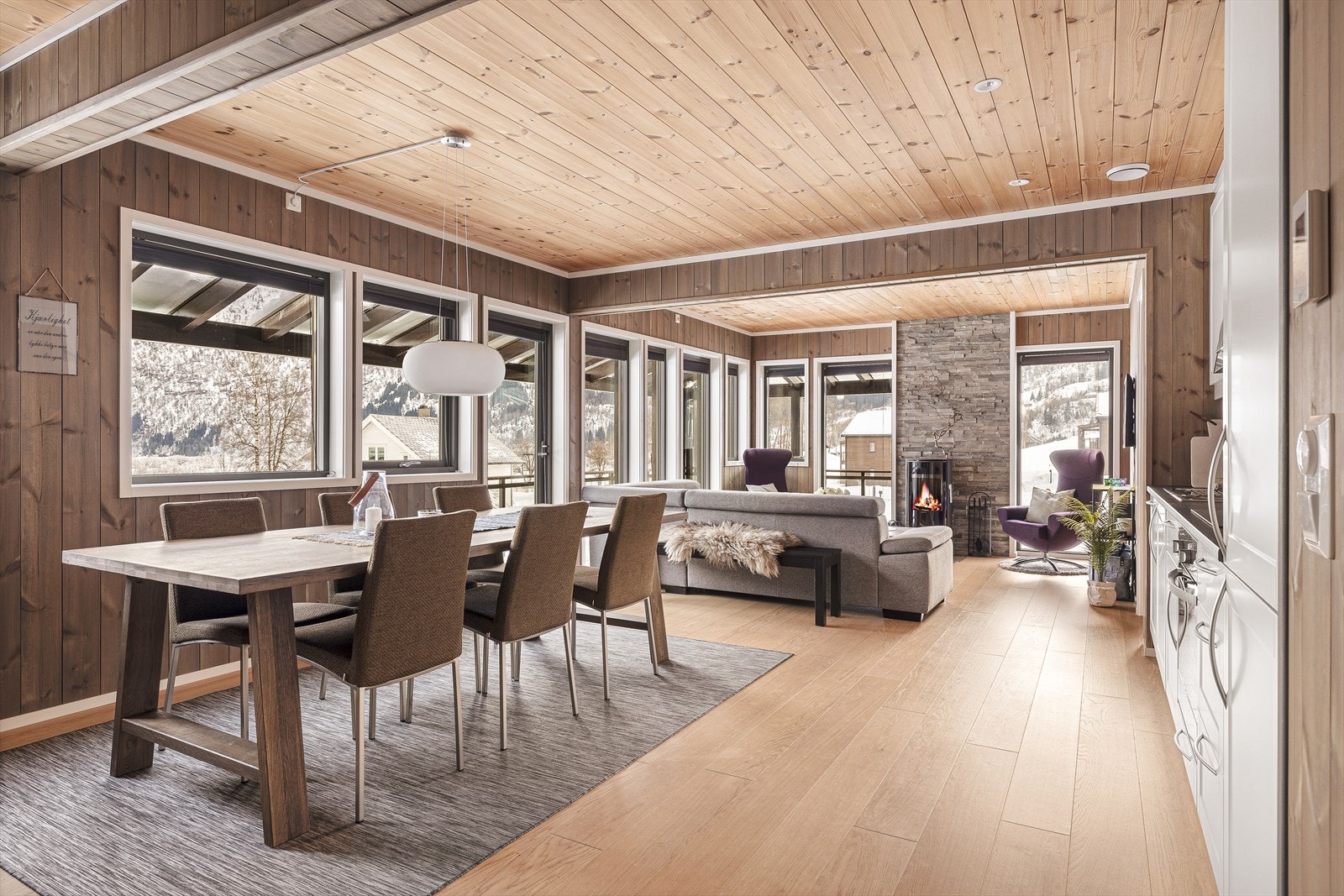 Velkommen inn - her er en åpen stue-/kjøkkenløsning på hele 35 m² Galleribilde