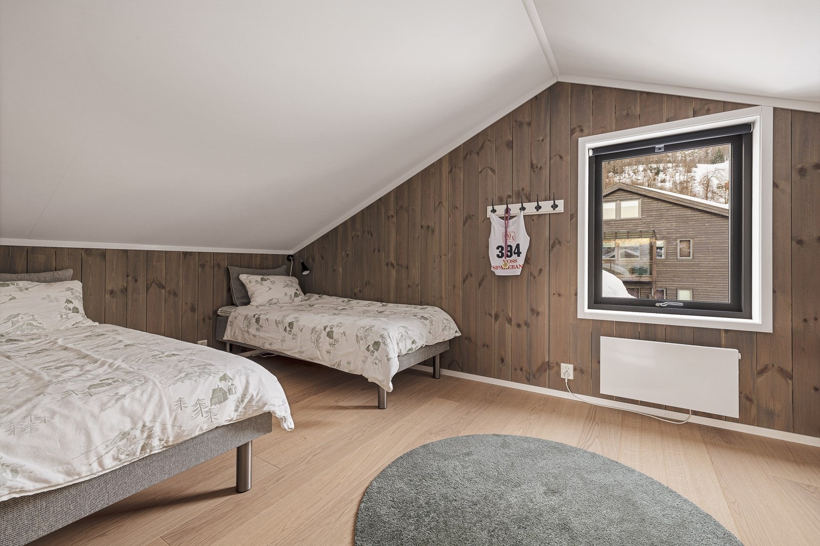 Leilighetens 4. soverom ligger innenfor loftstuen. Leiligheten er i dag innredet med 10 sengeplasser. Galleribilde